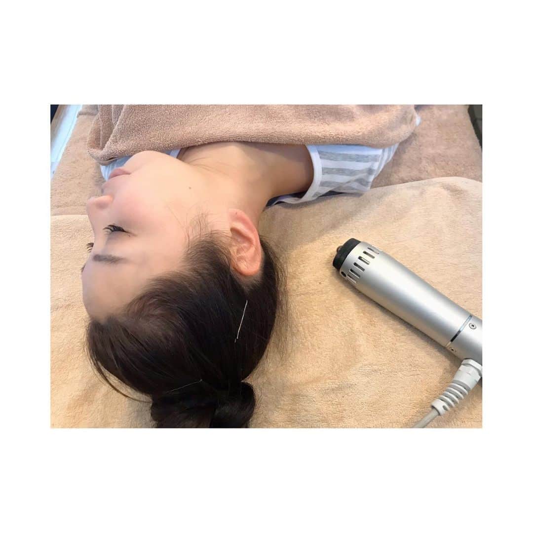 吉村民さんのインスタグラム写真 - (吉村民Instagram)「#保健メディカル整骨院 で　 産後美容ケア、8回目の施術を受けてきました！  今回は首肩背中周辺をやってもらいました。  最近、まさにその辺が凝っていて、毎日クラクラするくらいだったのですが、  実際に治療してもらうと、 耳から鎖骨にかけての首筋が詰まりすぎ💦  もともとストレートネックで、身体の疲れが上半身に溜まりやすいみたいなのですが、、、 なんと、甘いものを食べすぎると 溜まりやすい場所なのだとか😱  実はわたくし、甘いもの中毒気味😱  メンテナンスをしてもらうだけではなくて、 しっかり生活改善もしていかないとダメみたいです😢  そしてそして、この首肩背中周辺の凝りやリンパの詰まりをほぐしてもらうと、  驚きの結果が‼️ ぜ、ぜ、全身に変化が出たのです😂✨ この日はお腹やお尻、足なんて触ってもいなかったのに、 全体的にラインが変わって 再び、私も長谷川先生もビックリ。  身体って繋がっているんだなーと実感しました。  お正月休みは嬉しいですが、怠惰な生活&食べ物の食べ過ぎの危険性大🙅‍♀️ せっかく変化してきているので、 気をつけて過ごしたいと思います！  #保健メディカル整骨院 ☎︎03－5760－6939 〒158-0083 東京都世田谷区奥沢8-32-12  アクセス ■電車のアクセス 大井町線　九品仏駅から徒歩１分 東横線　自由が丘駅から徒歩8分  https://hoken-medical.」12月30日 17時34分 - yoshimuratami