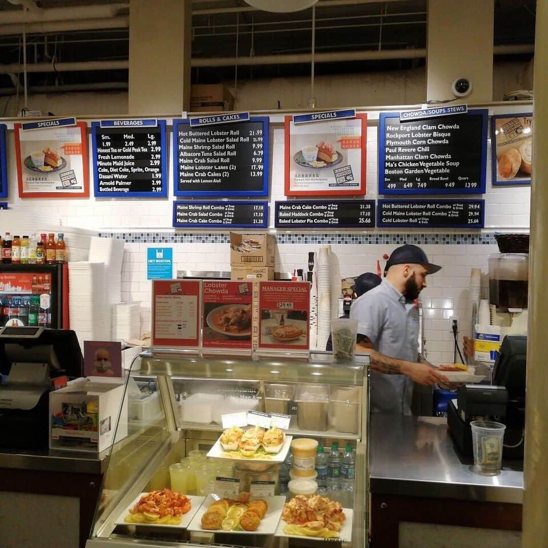 アメリカ大使館さんのインスタグラム写真 - (アメリカ大使館Instagram)「ボストンの名物料理が食べたーい😋と思ったら是非行ってほしいのが、クインシーマーケット(Quincy Market)🇺🇸 ボストンの中心近くにあり、ここのフードコートはボストン名物のお店がたくさん入っていることでも有名なんですよ🥣🦞🥃 もちろんお土産探しにも最適な場所なの間違いなし❗️ . #usa #america #studyabroad #livinginamerica #market #foodcourt #travel #アメリカ #留学 #アメリカ生活 #マーケット #フードコート #名物 #お土産 #買い物 #ボストン #旅行 #boston」12月30日 17時38分 - usembassytokyo