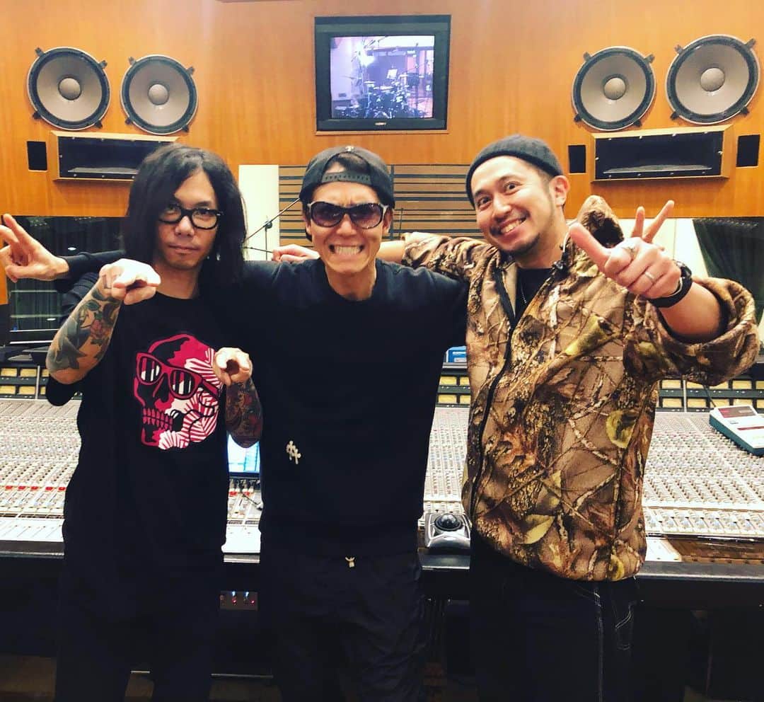 SHINPEIのインスタグラム：「レコーディングでした。﻿ ﻿ Drums 石井悠也﻿ Bass 浜崎賢太﻿ ﻿ 最高のプレイを届けてくれたお二人に感謝！﻿ ﻿ お楽しみにっ。」