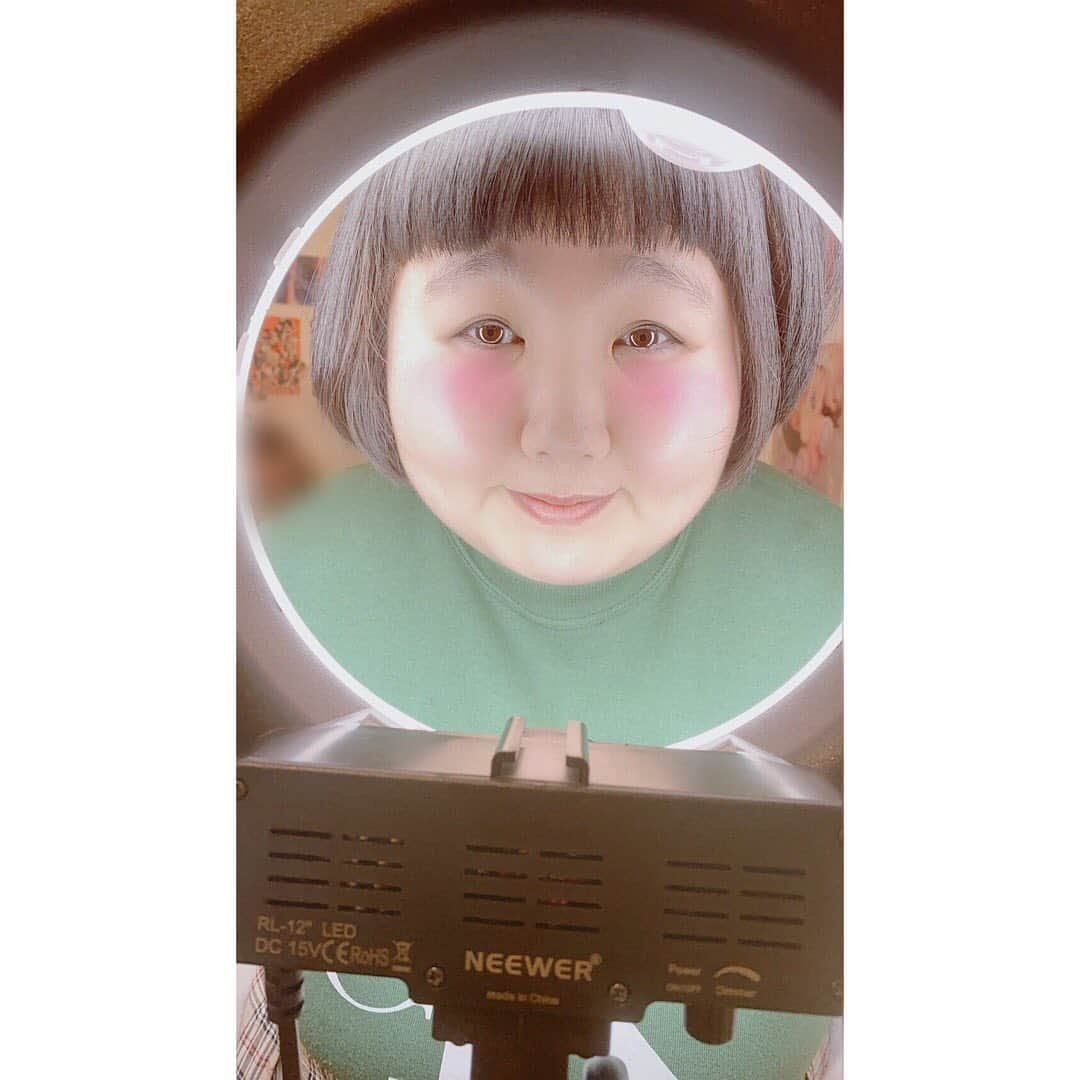 酒井藍さんのインスタグラム写真 - (酒井藍Instagram)「. 今、 なんばグランド花月の裏手にある、  LAUGH&PEACE ART GALLERY で 「小寺真理の黙ってなくても可愛い展」 が開催されてます‼︎‼︎‼︎‼︎‼︎ 小寺ちゃんの自撮り展です‼︎‼︎‼︎‼︎ すごーーーい🤣 トークショーのゲストに呼んでもらいましたー😊 小寺ちゃんも、お客さんも、可愛くてキラキラちゃんだったよー💓 私も、自撮りの仕方とか、加工の仕方とか教えてもらいました‼︎‼︎‼︎ 可愛くなるからと言って、小寺ちゃんがLED的なのを、顔面に巻き付けて来たときは一瞬手が出そうになったけど、終始楽しいイベントと個展でしたー✌️ 2020年の1月6日までやってるから、是非行ってみてくださーい✨ 写真全部可愛いよー😄 けど、なんか笑っちゃうよー😄」12月30日 17時41分 - sakaiaisakaiai