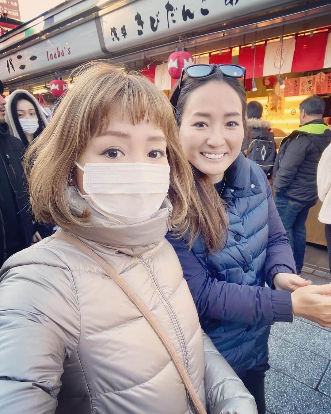 木村真野・紗野さんのインスタグラム写真 - (木村真野・紗野Instagram)「2019年も残り僅かですね😊. 2019年は4年ぶりに世界マスターズで金メダルが取れ🥇シンクロはとても充実した年となりました✨. 日頃より、お世話になっている吉本やスポンサーの方、家族、友人、応援して下さる方々皆さんにこの場を借りて感謝申し上げます♥️✨. . . 今年は 大切な愛娘さくら🐶が3月に旅立った年でもありました。今でもさくらの事を思い出すと心が締め付けられます🌸. あと大親友が結婚した事👰🤵✨. . . 最近、「健康・安全」が当たり前ではないと思い知らされる事が多くなりました。 来年は自分自身と周りの大切な人達の「健康と安全」を心がける年にしたいと思います👍. . 皆さん、今年もありがとうございました😊😊！！. 良いお年をお迎えください🎍🇯🇵. . . #2019年　#年末年始　#浅草　#毎年恒例　#雷門　#ASAKUSA #tokyo #adidas #アディダス　#moncler #モンクレール　#まや　#さや　#maya #saya #twins #双子　#diavel #ディアベル　#仲間たち　#大事な仲間　#myfamily #いつもいっしょ　#ともだち　#健康と安全　#良いお年を　#ありがとう　#2019年もあと少し　 @yoshimoto.sports  @adidastokyo  @diavelofficial  @egaodo.hideto.fukuda  @egaodo.trainer.team  @w.tsukada  @mayakimura5  @goprojp  @maybelline  @isurugisoil @egaodo.inoue.entire  @newerajapan」12月30日 17時42分 - mayasaya_kimura