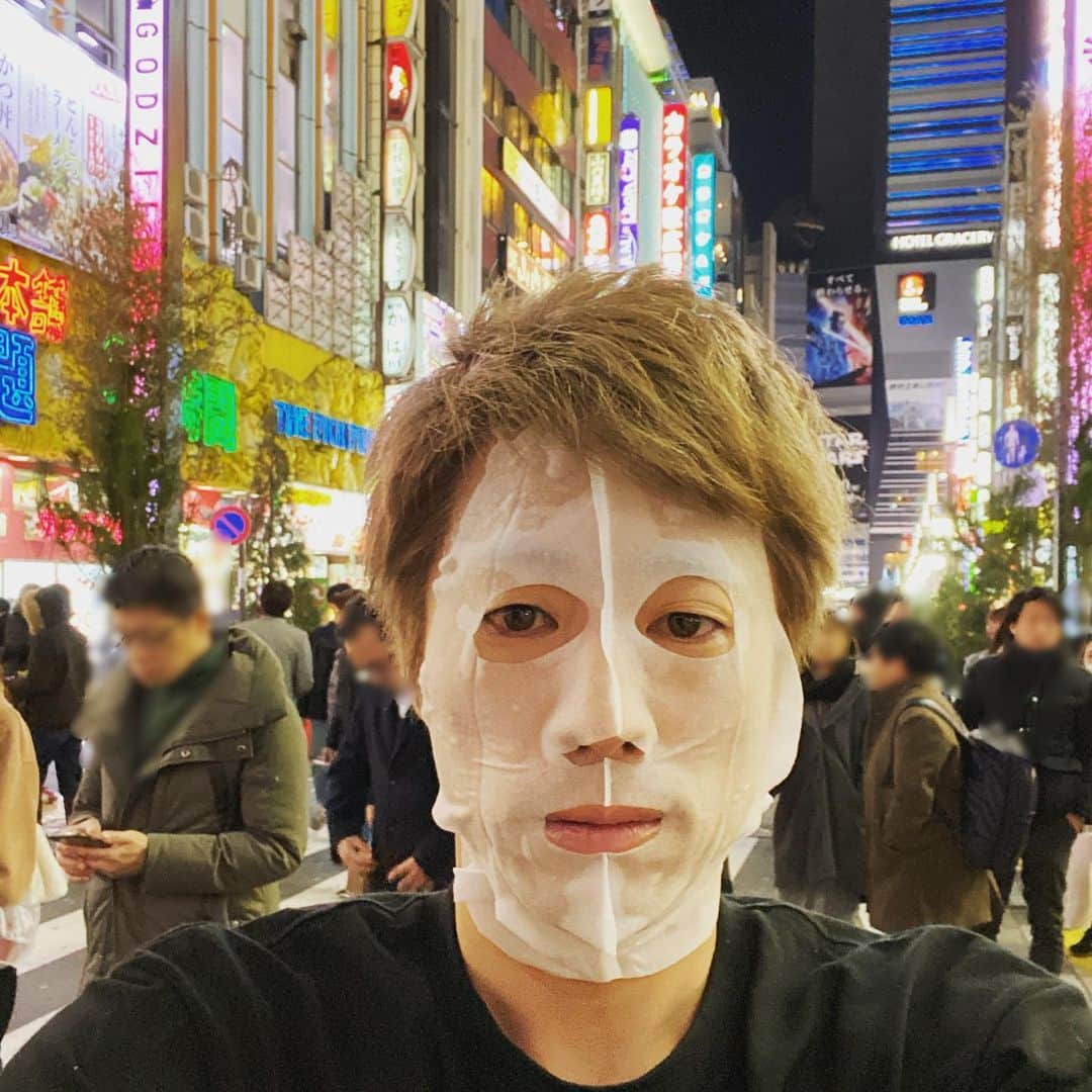田村淳のインスタグラム：「街で気づかれずに移動したい時には、フェイスパックをして移動すると気づかれずに移動できますよ。しかも保湿もできるし！でも少し顔が寒いです。」