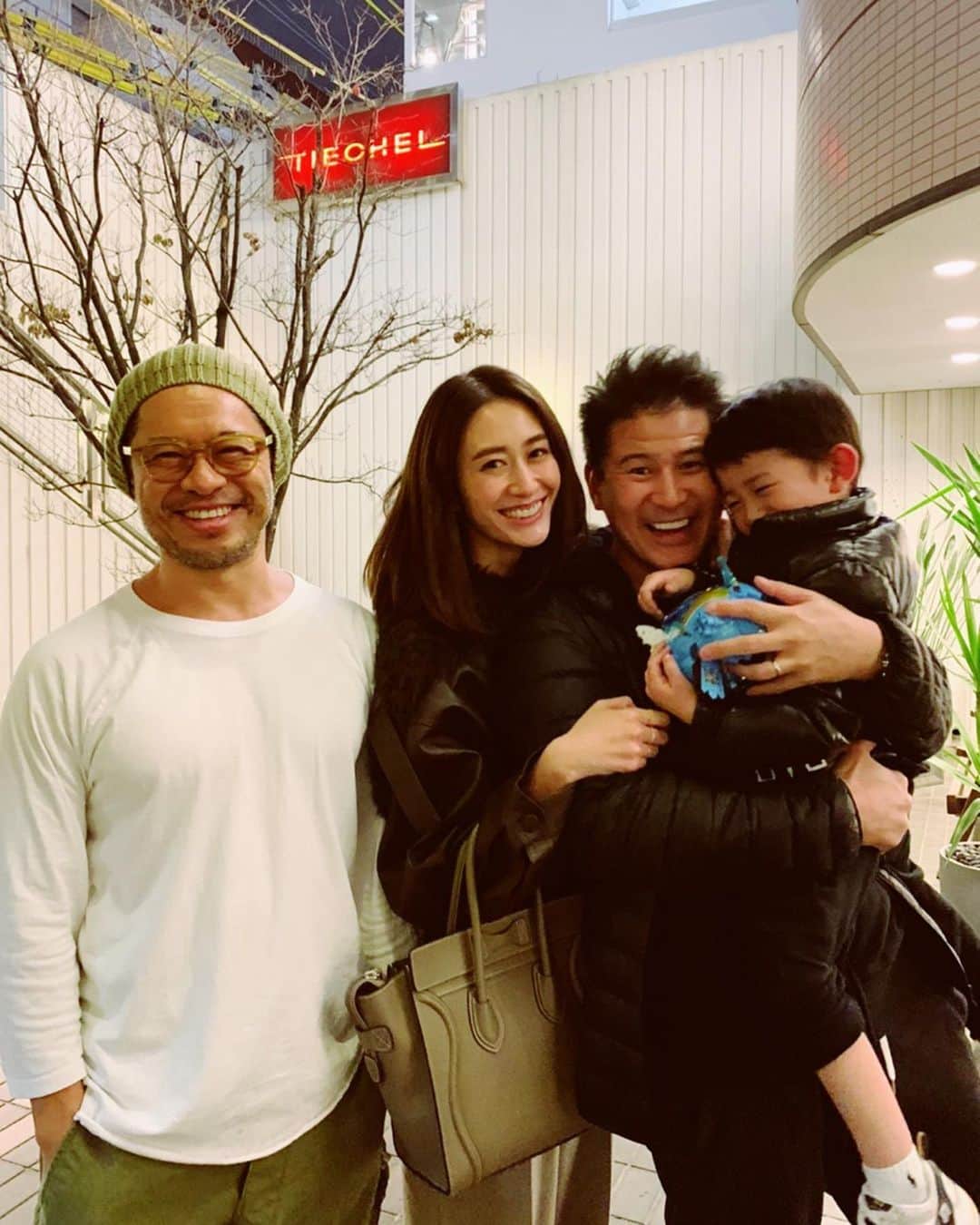 青木大輔のインスタグラム：「KENファミリーが 揃って来てくれました！ パパは年末カット💇🏻 ママは艶トリートメント✨ みんな良い感じになって最高❗️ いつもありがとね〜 @kenkob0903 @mariakamiyama #tiechel #cut #treatment #goodfamily」