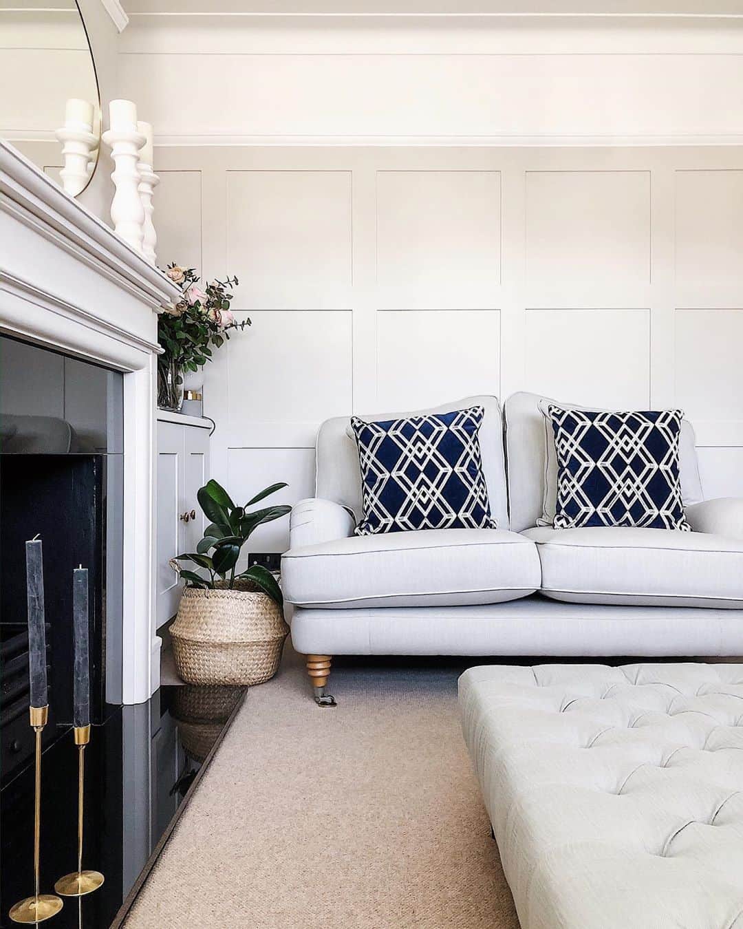 ローラアシュレイのインスタグラム：「Looking to update your sofa for 2020? Our best-selling Lynden range has an amazing 50% OFF for a limited time only! Hand made in the UK and available in 120+ covers; Plus, use code LA08 for an EXTRA 10% OFF! There's never been a better time to update your sofa. 📷 by @stripesandsage」