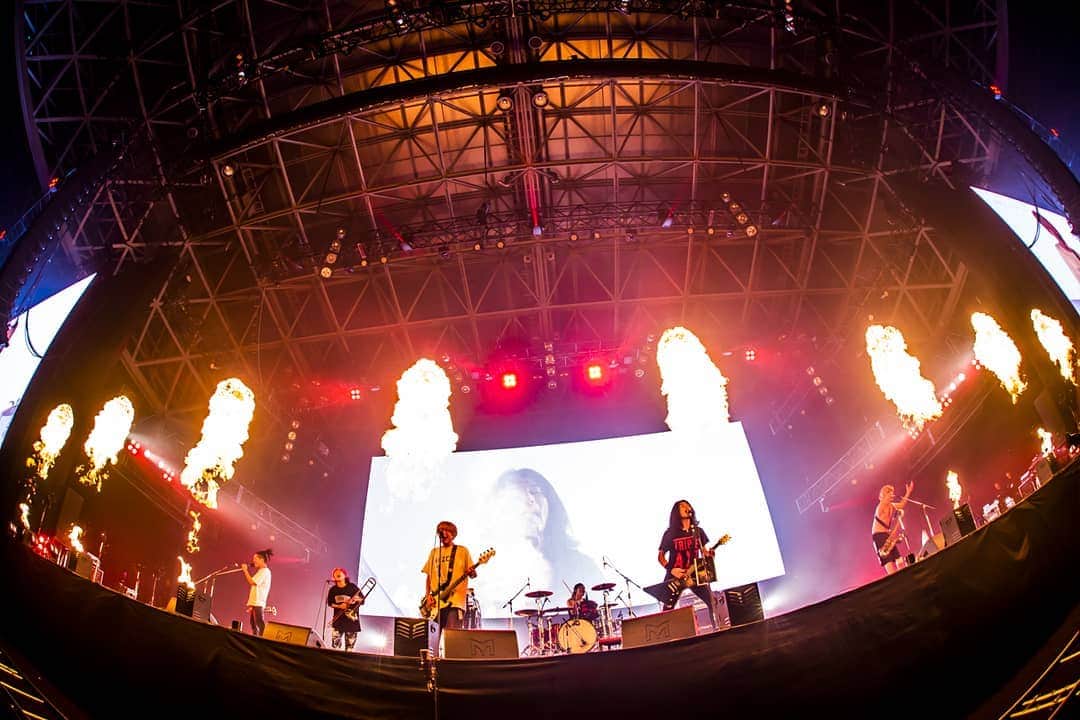 HEY-SMITHのインスタグラム：「12/30(月) 幕張メッセ国際展示場 “COUNTDOWN JAPAN 19/20” photo by @hayachinphoto」