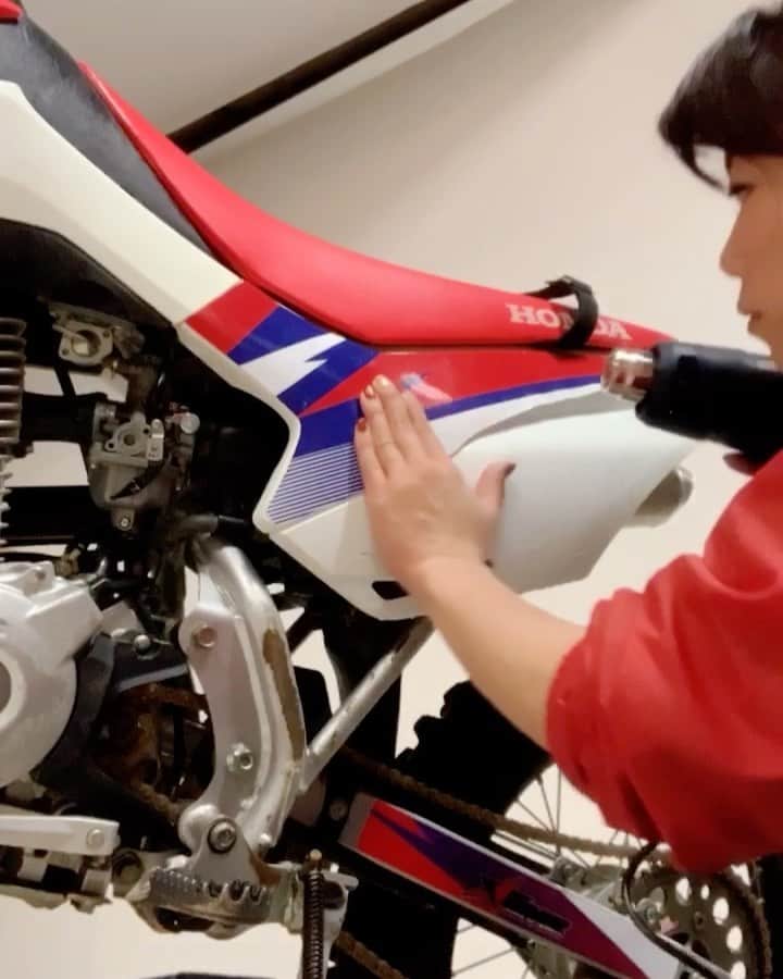 のインスタグラム：「せっせ せっせ と #デカール貼り ｲｿｲｿ(꜆꜄•௰•)꜆꜄꜆»ｲｿｲｿ .  #crf125f #honda」