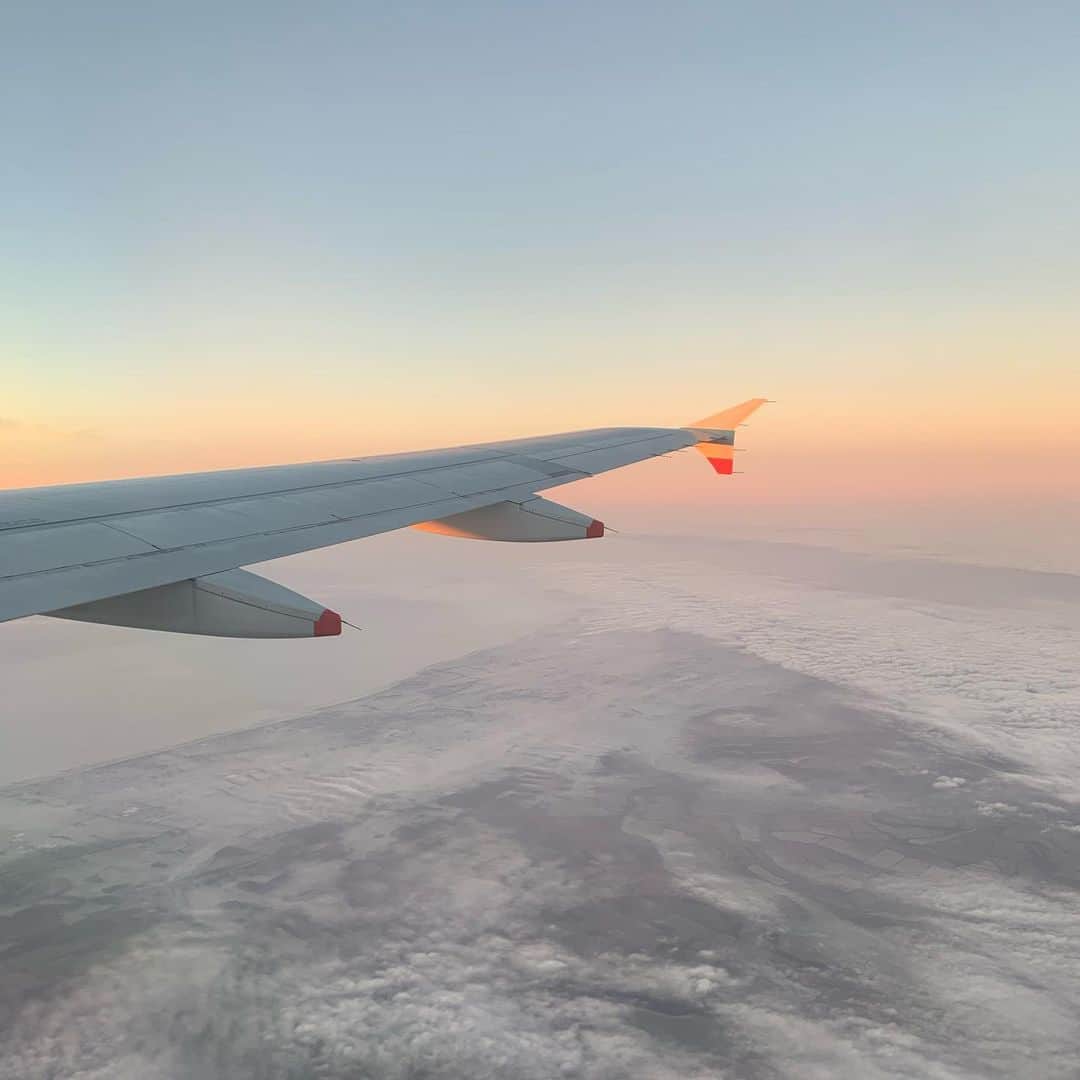ニール・ブラウンのインスタグラム：「Up in the air as dawn breaks ✈️ ☀️ #instamood #instapic #sunrise #traveler #globetrotter #coach #coachinglife #rest #vacation #flight #beauty #amazing #gay #instagay #lgbt #love #followme #instafollow」