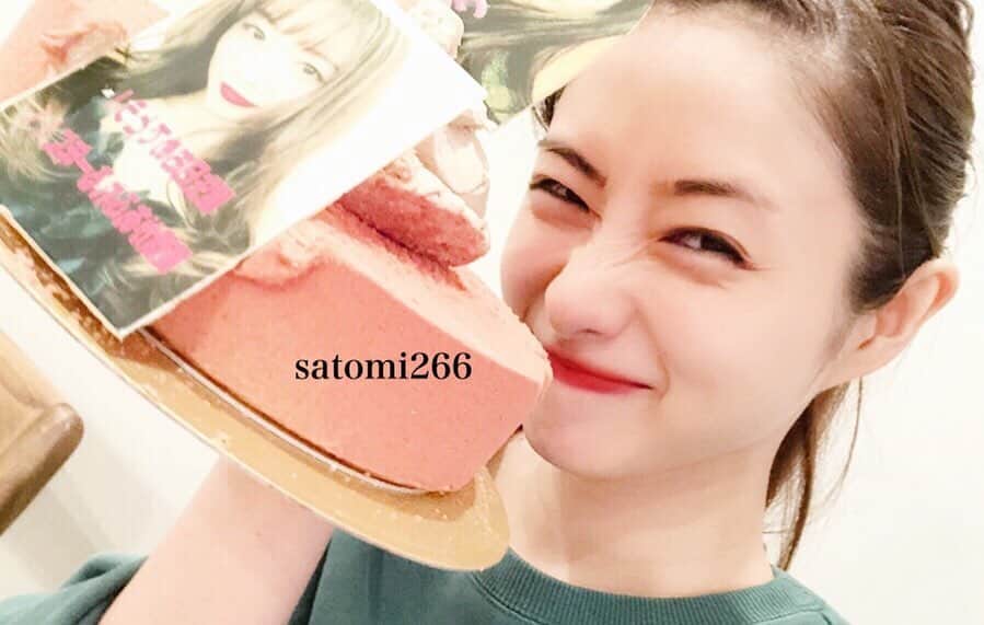 石原さとみ　ファンアカウントのインスタグラム：「顔クシャってするのも可愛い #石原さとみ #ishiharasatomi #satomiishihara #l4l #f4f #lll #instagood #instagram #love #이시하라사토미  #美人 #美女 #可愛い #美男美女 #1224 #xmas #happybirthday #christmas」