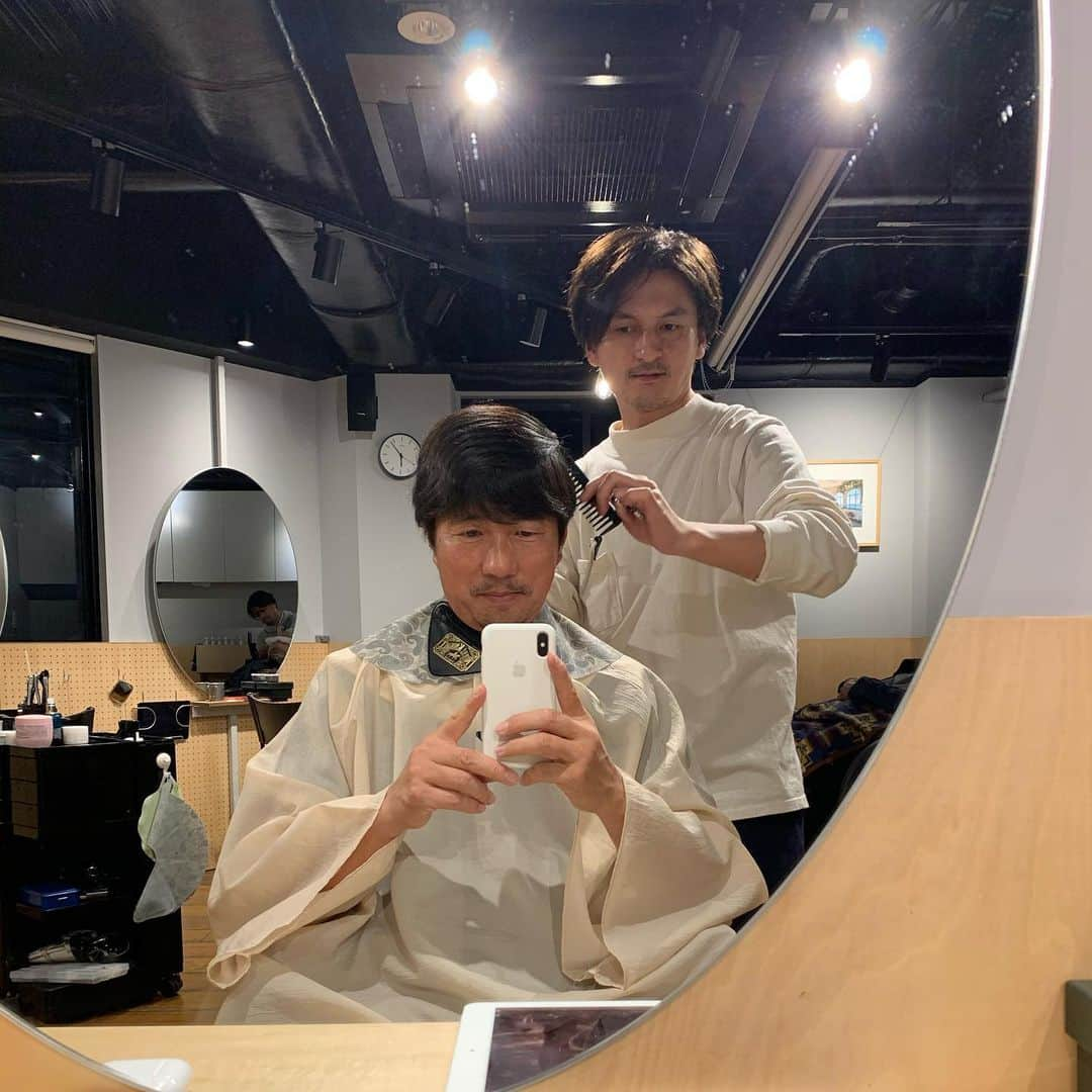 深堀圭一郎さんのインスタグラム写真 - (深堀圭一郎Instagram)「今年最後のヘアーカット中 ^_^ 岩野くん　今年もお世話になりました  #ヘアーカット  #2019  #深堀圭一郎」12月30日 18時09分 - keiichirofukabori