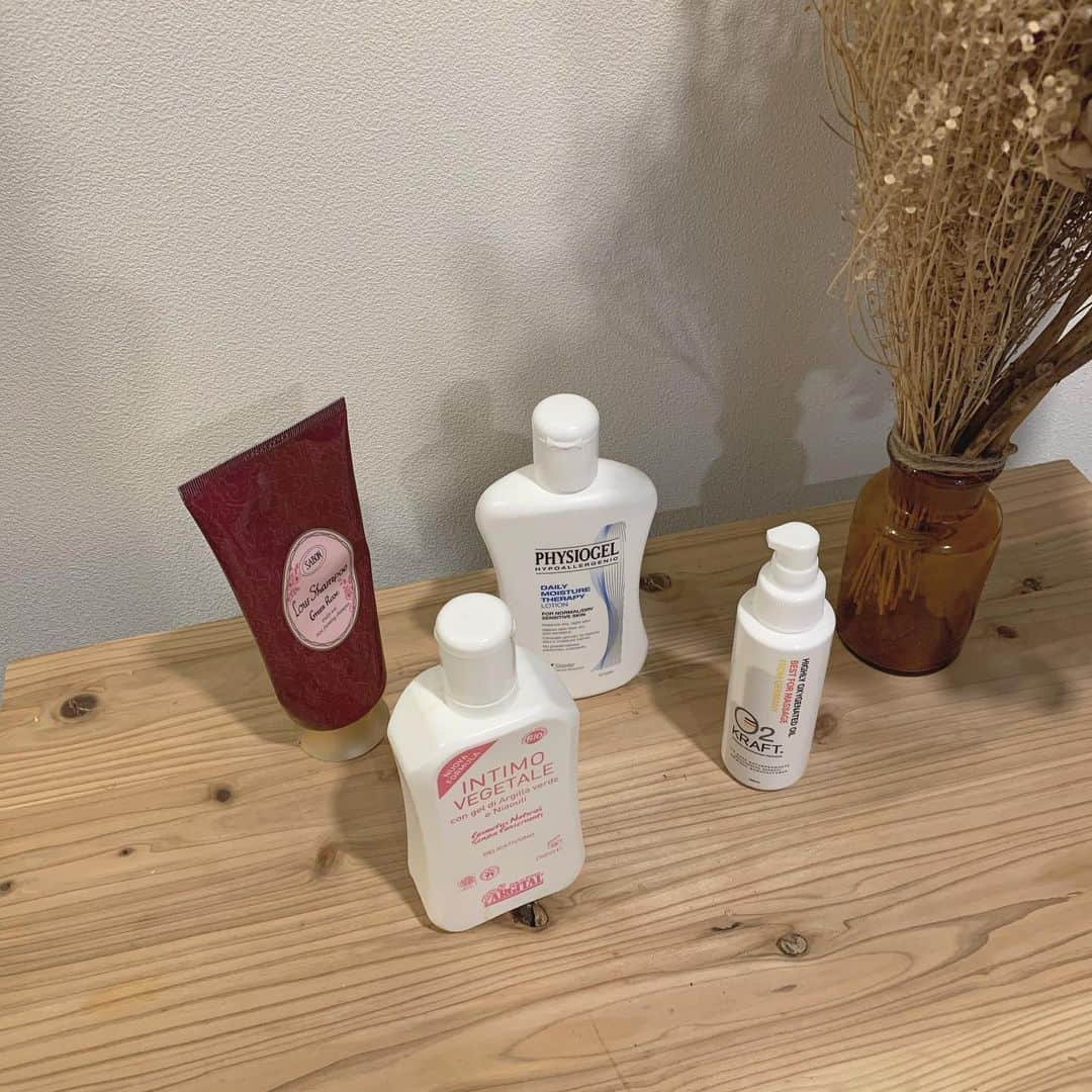 石田一帆さんのインスタグラム写真 - (石田一帆Instagram)「. my best cosmetics 2019 👑 . 1枚目 / makeup item 2枚目 / care item 3枚目 / inner care item . かなり厳選しました！ベスコス🍥 少し長いですがよければ参考にしてください♡ . ⚫︎1枚目 ☑︎クッションファンデ #ナーズ #ナチュラルラディアントロングウェアファンデーション VIENNA . ☑︎BBクリーム #ラロッシュポゼ #UVイデアXLプロテクションBB  02 ナチュラル . ☑︎ハイライト #シャネル #ボームエサンシエルスカルプティング . ☑︎リップ #ポーラBA リップグロス CB #セルヴォーク #エンスロールグロス 06 #キャンメイク #メルティールミナスルージュ 04 . ☑︎アイシャドウ #フジコ #フジコシェイクシャドウ 03 フレンチピンク #アールエムケー #ストーンホイップアイズ 03 レッドサンドストーン . ☑︎マスカラ アールエムケー #Wカラーマスカラ  02 ブラウンオレンジ . ⚫︎2枚目 ☑︎オールインワンシャンプー #サボン #ローシャンプー . ☑︎乳液 フィジオゲル デイリーモイスチャーセラピーローション . ☑︎デリケートソープ #アルジタル #デリケートハイジーンソープ . ☑︎ボディオイル #オーツークラフト . ※アルジタルのクレイペーストは写真に 入れ忘れてしまいましたがベスコス入りです . ⚫︎3枚目 ☑︎CBD #エンドカ #ホイップボディバター  エンドカ #ヘンプオイル . ☑︎サプリ #イースリーライブ AFAカプセル #ナチュリズム ←糖質カットバージョン #発酵マメ子 ←年末に出会ったけどベスコス入り . できるだけ去年とはかぶらないように ベスコスを選びました🙋‍♀️ . ベスコスに全てのgem.プロダクトを入れたい ところですが、、笑笑　 どなたかのベスコスにgem.がありますように♡ (既に投稿してくださってる方ありがとう ございます😭泣いて喜んでます…😭) . #ik_make#2019年ベスコス#ベスコス」12月30日 18時23分 - ishidakazuho