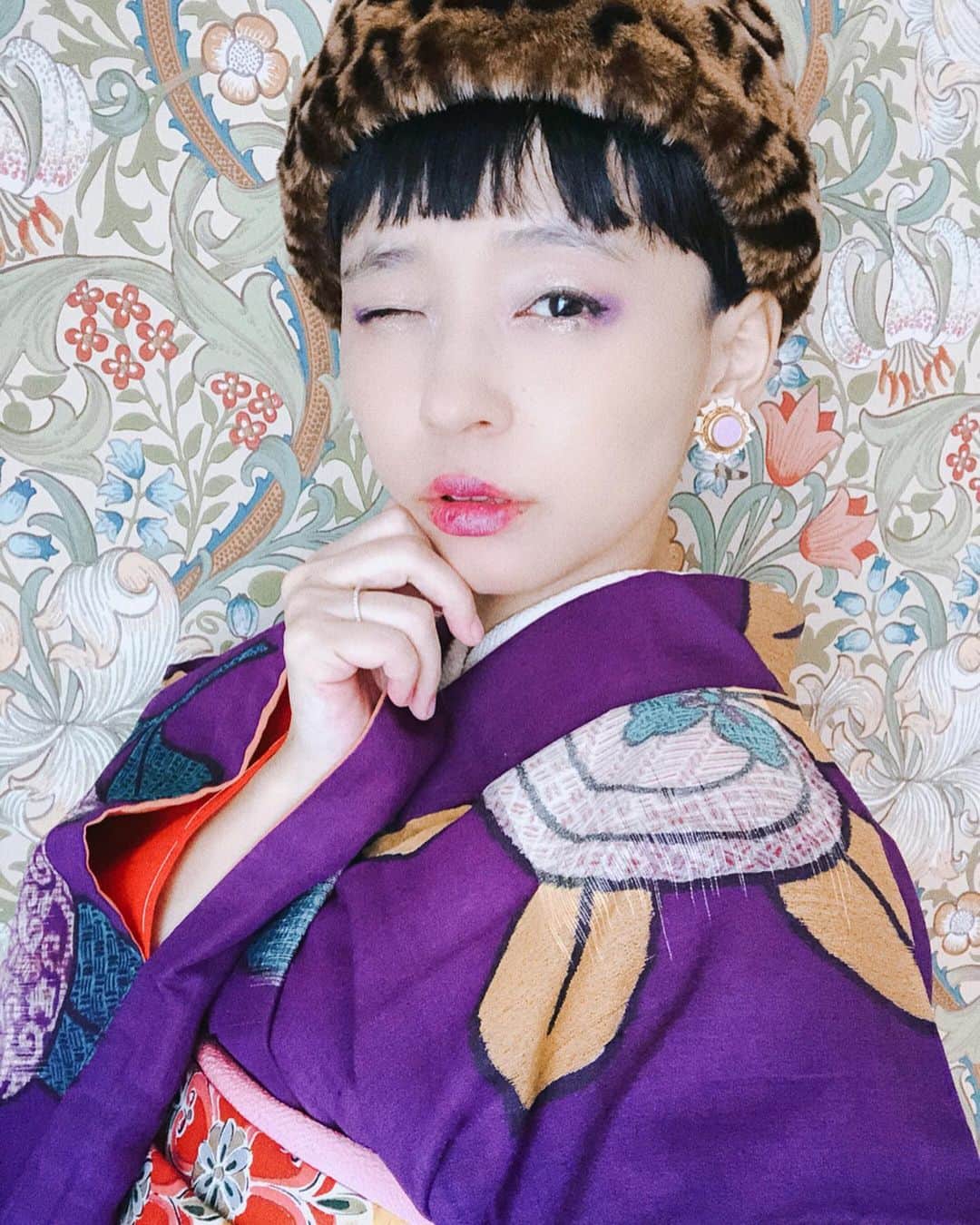 サオリリスのインスタグラム：「少し早いけれど、2019年はお世話になりました🙇‍♀️💛皆様、どうか良いお年をお迎えくださいませ🎍💜 ・ 来年、私は年女。桃の季節には二人目が生まれて、桜の季節には長女は幼稚園にあがり、橘の季節に4才になる。そしてどの季節も、やっぱり主人は脱いだ靴下をそのままにする。 日々、子どもたちを見つめながら、お店( @kikki_kawaiishop )も楽しみつつ、主人を支え、夫婦仲良く、そんななんでもなく幸せな年にしたい。 ・ #2019」