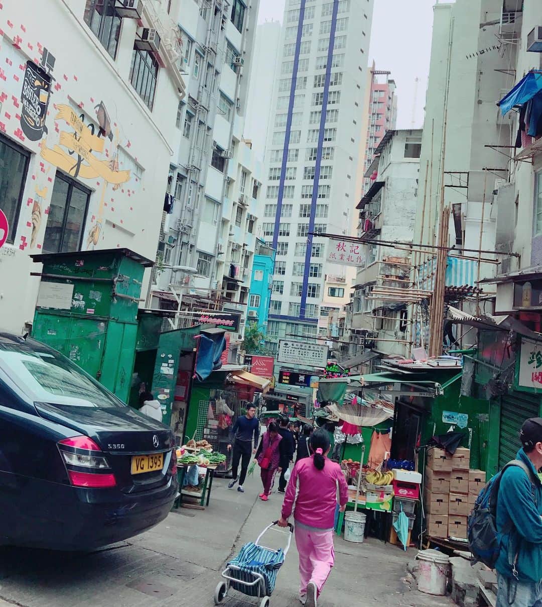 DJ MIYAさんのインスタグラム写真 - (DJ MIYAInstagram)「今年の旅を振り返るシリーズ❤️💗❤️ 今年、最初の海外旅行がHong Kongでした。 2018年から、1人で行き始めた香港が大好きになって、何度もtrip行ったのに。 2019年半ばから、香港が連日demonstrateで大変なことになり旅へ行くことも危険となってしまいました。 . いち早く、香港の政府、市民の皆さんが安全に安心して暮らせるようになることを祈ります。 中国にもいっぱい友達がいるので、中国がそうしてしまったとは一概に言えないです。どちらの言い分も聞いているから。 .  来年2020年は、また香港にあの活気と沢山の観光客の皆さんが戻って来られますように！！！❤️(^ ^) . .  こんばんにゃ💓(*^▽^*)香港の旅日記です💓2019年4月の写真になります。 . . 香港島へフェリーで🛳渡ってから💓 ご案内いただいたのが中環❤️の坂道の街❤️ . セントラルエリア💓大好き（╹◡╹） 小さな神社も発見しましたぁ💓パチリ。 .  香港の特に香港島の方が好きです。  中環が、フォトジェニックすぎた💓多国籍なカフェやレストランが多くてヨーロピアン。中国の文化も交差した不思議な雰囲気💓 . スタバも行けてよかった💗 . .  写真を撮りたくなる壁がいっぱい💓  壁のアートが沢山あって素敵でした💓 . .  こちらの🎀旅コーデは、  @ocean.blue.bird @oceanbluebird.girls .  香港、ほんとめっちゃ楽しかったなぁぁぁ💓 . . .  #PR #セントラル  #香港島 #香港trip #旅ブロガー　#トラベラー　#タビジョ #香港旅行　#海外旅行好き　#女子旅　#今日のコーデ　#旅コーデ　#今日のファッション #インスタグラマー　#旅スタグラマー　#インフルエンサー　#ブロガー　#中環 #今日のメイク　#香港女子旅　#インスタ映え #フォトジェニック  #旅インスタグラマー  #オーシャンブルーバード #リゾートワンピース #ファッションブロガー #香港スナップ #アガる香港 #旅ガール #マイトリップMIYA」12月30日 18時15分 - dj_miya