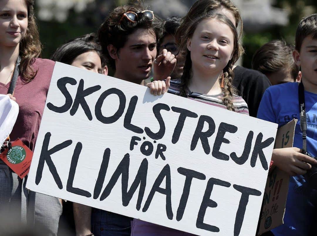 ELLE Germanyさんのインスタグラム写真 - (ELLE GermanyInstagram)「Greta Thunberg hat im August 2018 mit ihrem Schild „Skolstrejk för klimatet“, auf Deutsch „Schulstreik für das Klima“, ein wichtiges Zeichen für den Klimaschutz gesetzt. Fünf Dinge, die sich dank der jungen Schwedin verändert haben, zeigen wir jetzt auf ELLE.de via Link in Bio! #gretathunberg #klimaschutz #klimastreik #klimawandel #safetheplanet #ellegermany」12月30日 18時17分 - ellegermany