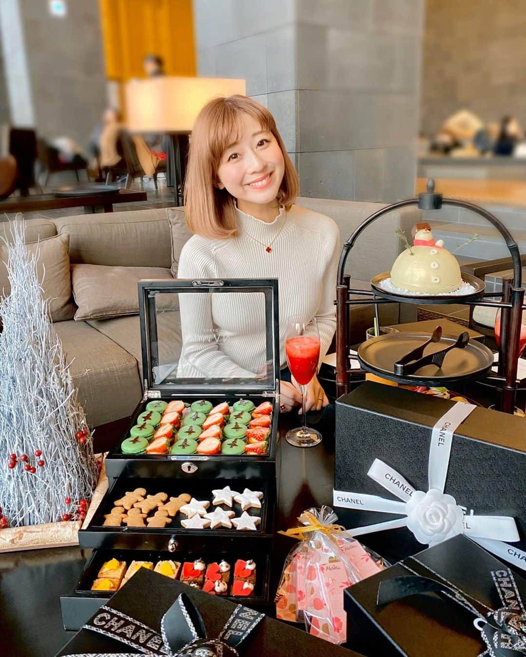 水野佐彩さんのインスタグラム写真 - (水野佐彩Instagram)「・ 今年のクリスマスイヴは❤️ アマンのクリスマスアフタヌーンティー🎅🏻🎄 可愛すぎたー🥺💕💕 千春さんと愛美ちゃんとお揃いで CHANELのバレリーナも買いました🥿❤️ ふふふ💕 着ているお洋服は @valmuer_official  ホワイトコーデで集まったよ☃️ 華奢な千春さんの隣に まるで雪だるまのような私☃️w #アマン #アマン東京 #アマン東京アフタヌーンティー #アフタヌーンティー #クリスマスアフタヌーンティー #ブラックアフタヌーンティー　#valmuer #vancleefarpels #chanel #バレリーナ」12月30日 18時23分 - saaya_mizuno