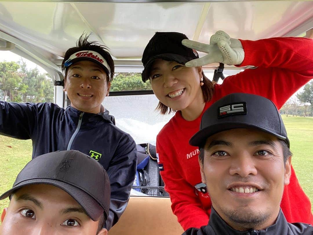 宮里美香さんのインスタグラム写真 - (宮里美香Instagram)「*** 同世代の友達とゴルフコンペを⛳️開催したいとずっと思っていて、それが今日遂に実現することが出来ました！ . 🍊みかんの会🍊 . 急遽だったけど、4組も集まってくれました！参加してくれたみんな、本当にありがとう🙏同世代のゴルファーがもっと増えていくといいな✨ . . . 2019年も残り一日となりました。沢山の方の応援のお陰で、今年も一年頑張ることが出来たと思っています！ 感謝してます！！ 皆様、良いお年をお迎えください⭐️ . . #localfriends #golf #enjoyed #thankyou  #地元の友達とゴルフコンペ  #沖縄 #初めての開催 #みかんの会 #年末コンペ  #みんなありがとう #楽しかった #2019年最後のラウンド #今年も後1日  #皆様良いお年をお迎えください #感謝」12月30日 18時18分 - mikamiyazato_official