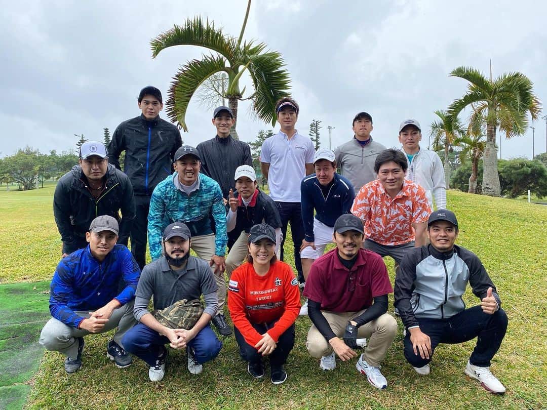 宮里美香のインスタグラム：「*** 同世代の友達とゴルフコンペを⛳️開催したいとずっと思っていて、それが今日遂に実現することが出来ました！ . 🍊みかんの会🍊 . 急遽だったけど、4組も集まってくれました！参加してくれたみんな、本当にありがとう🙏同世代のゴルファーがもっと増えていくといいな✨ . . . 2019年も残り一日となりました。沢山の方の応援のお陰で、今年も一年頑張ることが出来たと思っています！ 感謝してます！！ 皆様、良いお年をお迎えください⭐️ . . #localfriends #golf #enjoyed #thankyou  #地元の友達とゴルフコンペ  #沖縄 #初めての開催 #みかんの会 #年末コンペ  #みんなありがとう #楽しかった #2019年最後のラウンド #今年も後1日  #皆様良いお年をお迎えください #感謝」