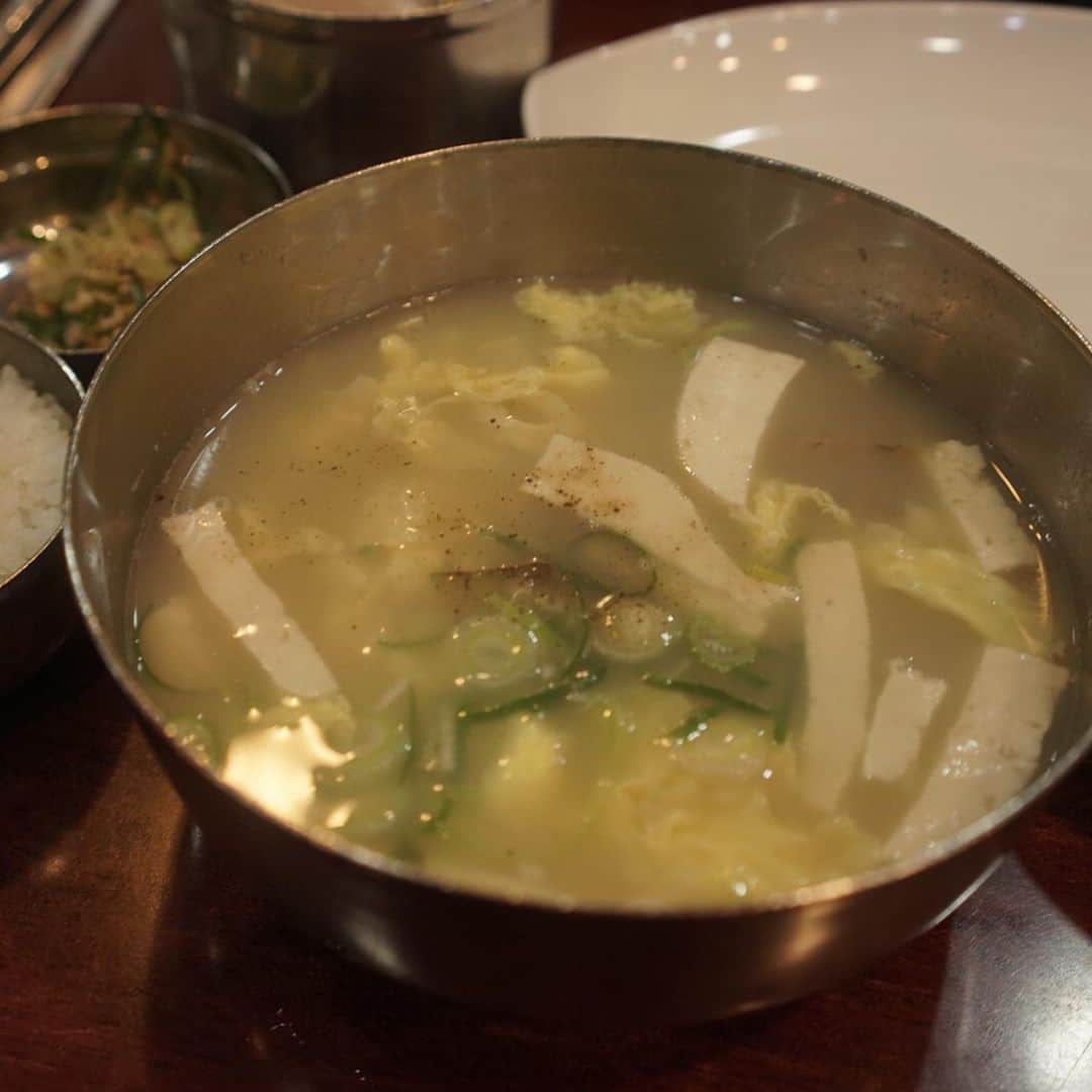 Rihwaさんのインスタグラム写真 - (RihwaInstagram)「YouTube生配信観てくれてありがとうございました！！！！❤️ これこれ、今年一番美味しかった、韓国で食べた干し鱈のスープ。。✨🤤✨ 朝ごはんにわざわざ電車乗って食べに行って正解だったよ！私のお父さんが韓国行ったら必ず行くところってお姉ちゃんから聞いて…ってお姉ちゃんスパイみたいだな！😂👍❤️ タラの出汁がなんんんまら出てて、付け合わせのキムチもナムルも食べ放題でそれがまた最高に美味しかった！！！！また絶対行きたい！！！！！！！❤️🙏🏽✨ #Rihwa #韓国旅行　#振り返り　#2019年　#干し鱈のスープ #武橋洞　#ムギョドンプゴグッチッ」12月30日 18時23分 - rihwa_official