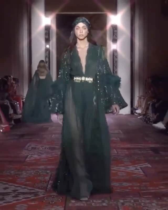 Zhenya Katavaのインスタグラム：「2020 готов меня встречать? 😈🎄 Are u ready?🥂」