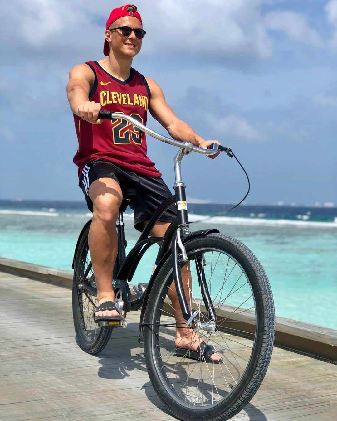 マティアス・オストルツォレクのインスタグラム：「#morningvibes 🚲」