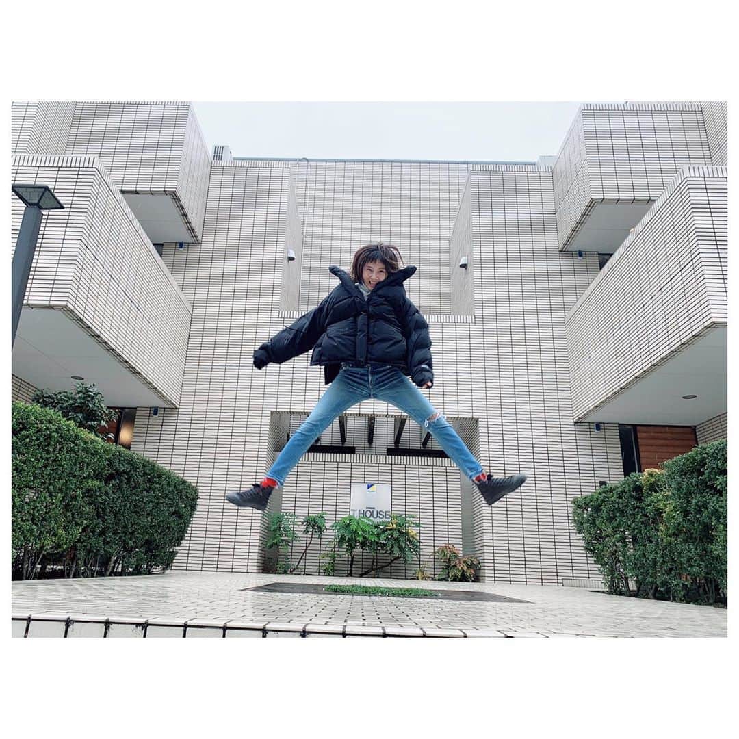 のインスタグラム：「今年も沢山の方々に支えられて無事に仕事納め。 HERFEE STOREをご利用いただいた皆様にも感謝感謝です。 ありがとうございました🙇‍♀️ 🤳の相棒が撮ってくれた今年最後の写真。 "糸で吊られたわたし。" みたいな１枚。 実際はたいして飛べてません。w 色々すったもんだもそりゃあるけれど、笑って納められて良かった😆 来年もどうぞよろしくお願い致します😘」