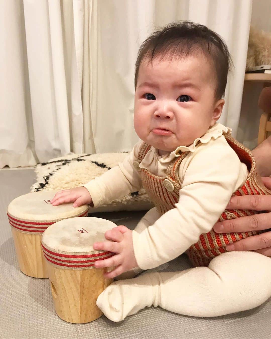 濱中鮎子のインスタグラム：「太鼓と色合わせ？！🤣 私が叩いてます。 うれしいギフト🥁  #大掃除することなく #餅つきなどしていた本日  #去年はお腹が張って大掃除しなかった🤰笑  #年は明ける  #ベソかき顔が好物の母」