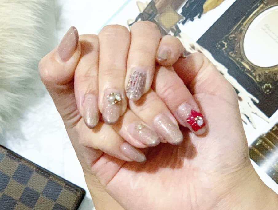 星読みプリンセス・エリ様さんのインスタグラム写真 - (星読みプリンセス・エリ様Instagram)「new nail....♡﻿ ﻿ 今月は#山羊座 をイメージしたネイルだよ💅﻿ ﻿ ﻿ 2019年のホロスコープネイルは﻿ 各星座の女の子をイメージした12星座ネイルに♡﻿ ﻿ ﻿ 山羊座ガールのイメージは〈トラディショナル〉♑️﻿ 山羊座カラーのブラウンを使ったシンプルで女性らしいネイル。﻿ ﻿ ﻿ ブラウンで地味になりすぎないようにベースをラメ入りのベージュにして、ブラウンのスキニーフレンチに。﻿ ホワイト・赤・緑・ゴールドのツイード柄で伝統的な華やかさをプラス🎄﻿ もう片方の手は、ポインセチアのスカルプアートを。﻿ ﻿ ビッグビジューもプラスして、落ち着いた色でもホリデー感ある華やかなデザインにしたよ♡﻿ ﻿ ﻿ 毎月その月の#星座 から、ネイルデザインを考えるのとっても楽しい😍💕﻿ ﻿ ﻿ ﻿ #星座#星座ネイル#山羊座ネイル﻿ #12星座  #ホロスコープネイル﻿ #秋ネイル#ベージュネイル#ブラウンネイル﻿ #レディネイル #大人可愛い﻿ #大人ネイル #大人女子﻿ #プリンセスネイル #シンプルネイル﻿ #フレンチネイル#ブルベネイル﻿ #美容好きな人と繋がりたい﻿ #ホロスコープ美容#ホロスコープメイク﻿ #星読みプリンセス#スキニーフレンチ」12月30日 18時29分 - eri.princessmind