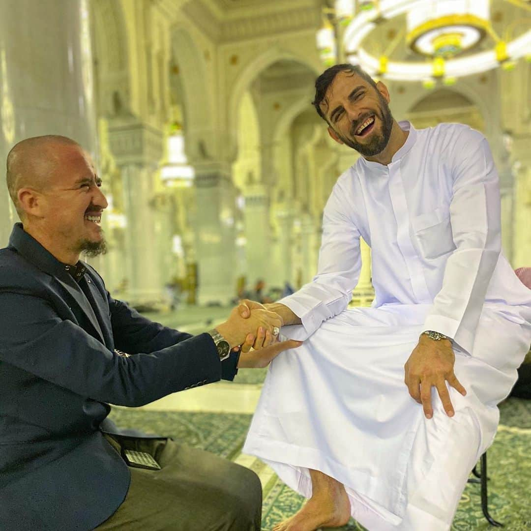 メルギム・マフライのインスタグラム：「kush të bën ty të qeshësh kaq shum? @ahmedkalaja  @zattidervishi ♥️ The pure Soul #mekkah #mecca #masjidilharam #iman #islam #smile #sunnah #salah #elhamdulillah #allahuakbar #subhanallah #smileitssunnah #athens #cairo #indonesia #marrakech #marroco #dubai #abudhabi #culture #kosova #kosovo #prishtina #pristina」