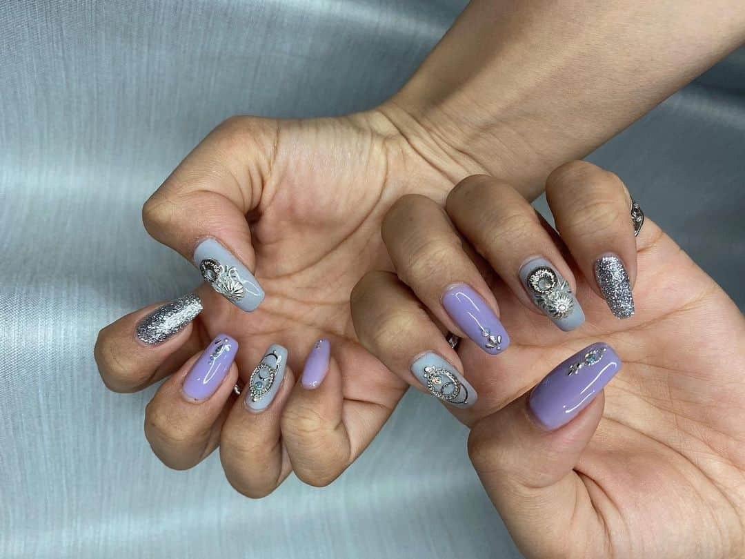 MAYUKIさんのインスタグラム写真 - (MAYUKIInstagram)「New nails 💅🏻💓 @glitter.ikebukuro さんで 冬っぽネイルにしてみたよ☺️💕 パープル可愛いいい😭👏🏻 . #glitter #glitter_ikebukuro #nail #nails #newnail #newnails #ネイル #ジェルネイル  #ニュアンスネイル #秋ネイル」12月30日 18時36分 - mayuki_c