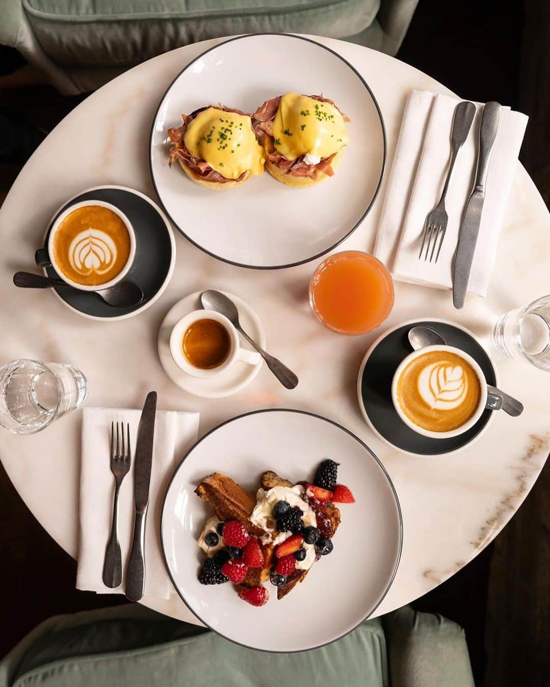 @LONDON | TAG #THISISLONDONさんのインスタグラム写真 - (@LONDON | TAG #THISISLONDONInstagram)「Morning #London it’s @robson.eats checking in with some delicious #coffee at  @albielondon on the ground floor of @thehoxtonhotel #Southwark. Delicious coffee ☕ paired up with a fantastic #eggsbenedict 🍳 to keep you warm. #Brunching over the holidays? Tag a friend below! 👇🏼👇🏼 // #londonreviewed #thisislondon #londoncoffeeshops #londonlife」12月30日 18時39分 - london