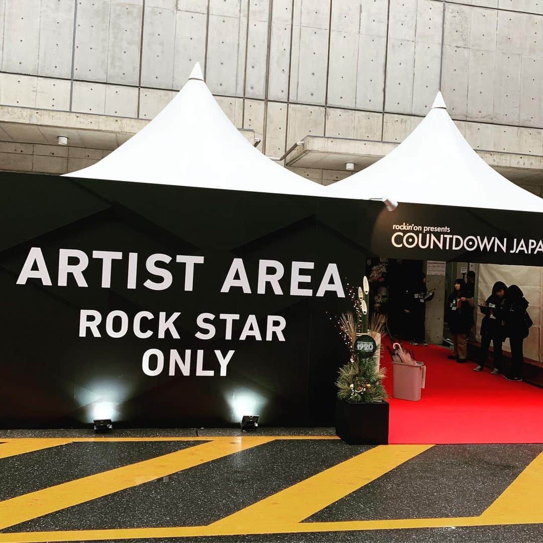 坂崎タケシのインスタグラム：「年末恒例のCDJ。そしていつものARTIST AREA。flowerflowerのスタイリングでした‼︎押忍。 #cdj1920 #countdownjapan #flowerflower #FLOWERFLOWER」
