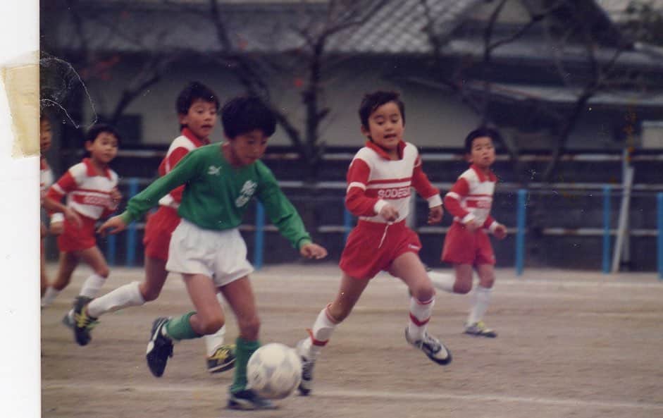 菊地直哉さんのインスタグラム写真 - (菊地直哉Instagram)「サッカー選手引退。  6歳で始めたサッカー。 静岡・清水という土地柄サッカーで友達と遊ぶことも多かったです。  たくさんの事をサッカーから学びました。 本当の仲間にも出逢えました。それが一番の財産だと思っています。  プロサッカー選手になり 決して子供に夢を与えれる様な選手でもなく、ジュビロ磐田さんをはじめ、たくさんのサッカー関係者にご迷惑をかけてしましました。 申し訳ありませんでした。  その後みなさんのおかげでサッカーを続けることが出来ました。  大分サポーターから初めてコールしてもらった瞬間。  新潟に戻っておかえりと言ってもらった事  鳥栖では、残留争いも上位争いも出来て、  札幌では昇格、残留出来たこと。  福岡では最年長選手としての難しさ。 色んな事を経験できました。  いいプレーも少なかったと思います 。  しかし、その様な出来事も思い出になっていますが、 サポーターの皆さん、チームメイトとたくさん喜びあったり時には悲しんだり、そのたくさんが僕の財産です。 ありがとうございました。  ここで全て言うのは長く長くなってしまい難しいですが、 感謝がたくさんの17年間でした。  これからもサッカーに携わらせてもらい、少しでも恩返しが出来たらと思っています。 これからもこれまで以上に菊地直哉をよろしくお願いします。  家族、サポーターのみなさん、チームメイト、チーム関係者のみなさんサッカーファミリーのみなさん、 17年間ありがとうございました。 感謝たくさんの17年間でした。  #菊地直哉  #船越小学校 #清水fc #清水エスパルスジュニアユース  #清水商業 #ジュビロ磐田 #アルビレックス新潟 #FCカールツァイス・イェーナ #大分トリニータ #サガン鳥栖 #北海道コンサドーレ札幌 #アビスパ福岡」12月30日 18時41分 - naoya_kikuchi_53