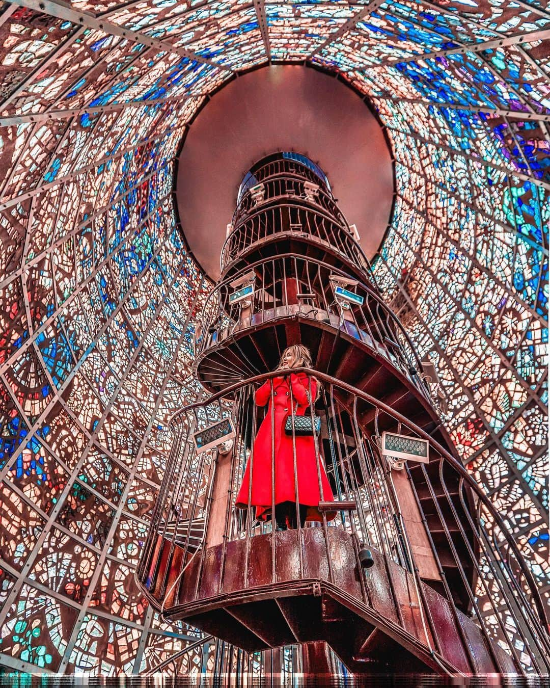 Stella Leeさんのインスタグラム写真 - (Stella LeeInstagram)「I am always in search of Instagrammable Spots in Japan and the world, and I cant not recommend this place!! A place that I have always wanted to visit thanks to its beautiful and colorful stained glass all over the wall and a spiral staircase on the center of the tower. At night, this tower was also lit up as an illumination attraction for tourists 💖  This place is a part of Hakone Open Air Museum, a contemporary art museum that features a lot of art pieces from all over the world, and they even have Picasso Exhibition as well where you can learn about Picasso and see by yourself his creations #tokyodaytrip #tokyodaytripkanagawa #hakone #HakoneOpenAirMuseum」12月30日 18時42分 - stellalee92