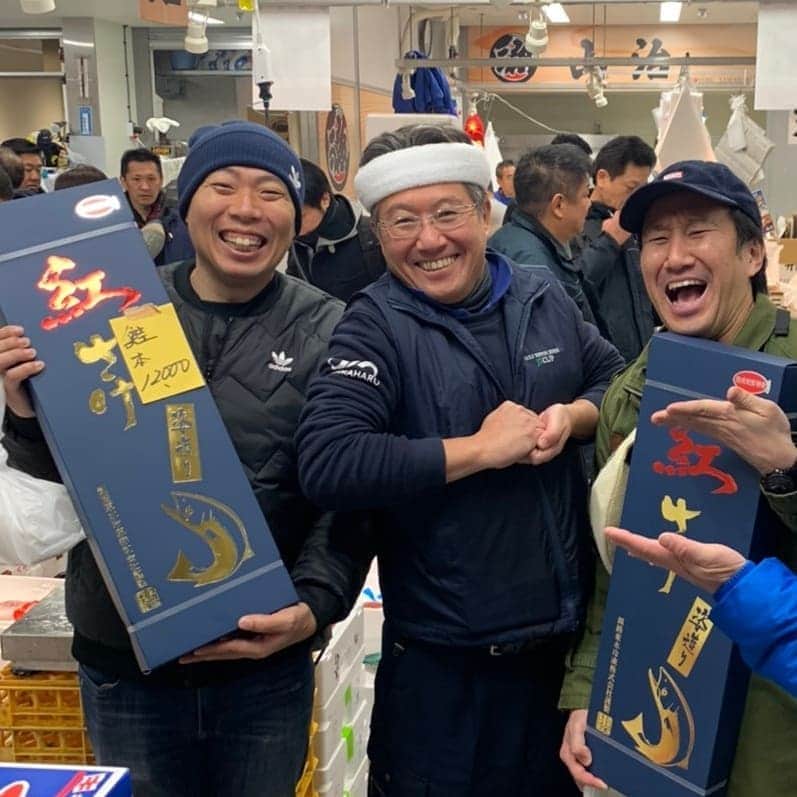 のインスタグラム：「豊洲市場！『山治』ここの魚&ウニが美味しいのです＼(^o^)／！ お正月に美味しくいただきます♪  #豊洲 #豊洲市場 #豊洲山治 #山治 #やまはる #紅さけ #うに #豊洲探険隊 #レギュラー松本 #あるある探検隊 #ジョイマン池谷 くん #年末 #鮭」