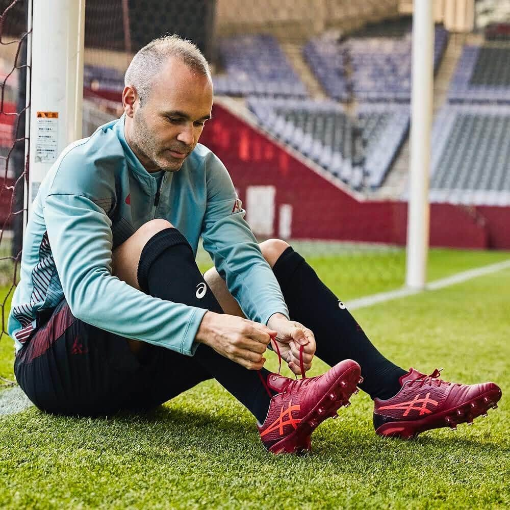 アンドレス・イニエスタさんのインスタグラム写真 - (アンドレス・イニエスタInstagram)「Ready to leave it out on the pitch in my new Asics boots #UltrezzaAI the color of @visselkobe at the final of Emperor’s cup @asics_japan ⁣ ⁣ Preparado para saltar al campo con mis nuevas botas Asics #UltrezzaAI del color del @visselkobe en la final de la Copa del Emperador ⁣ ⁣ #Ultrezza #Asics」12月30日 18時45分 - andresiniesta8