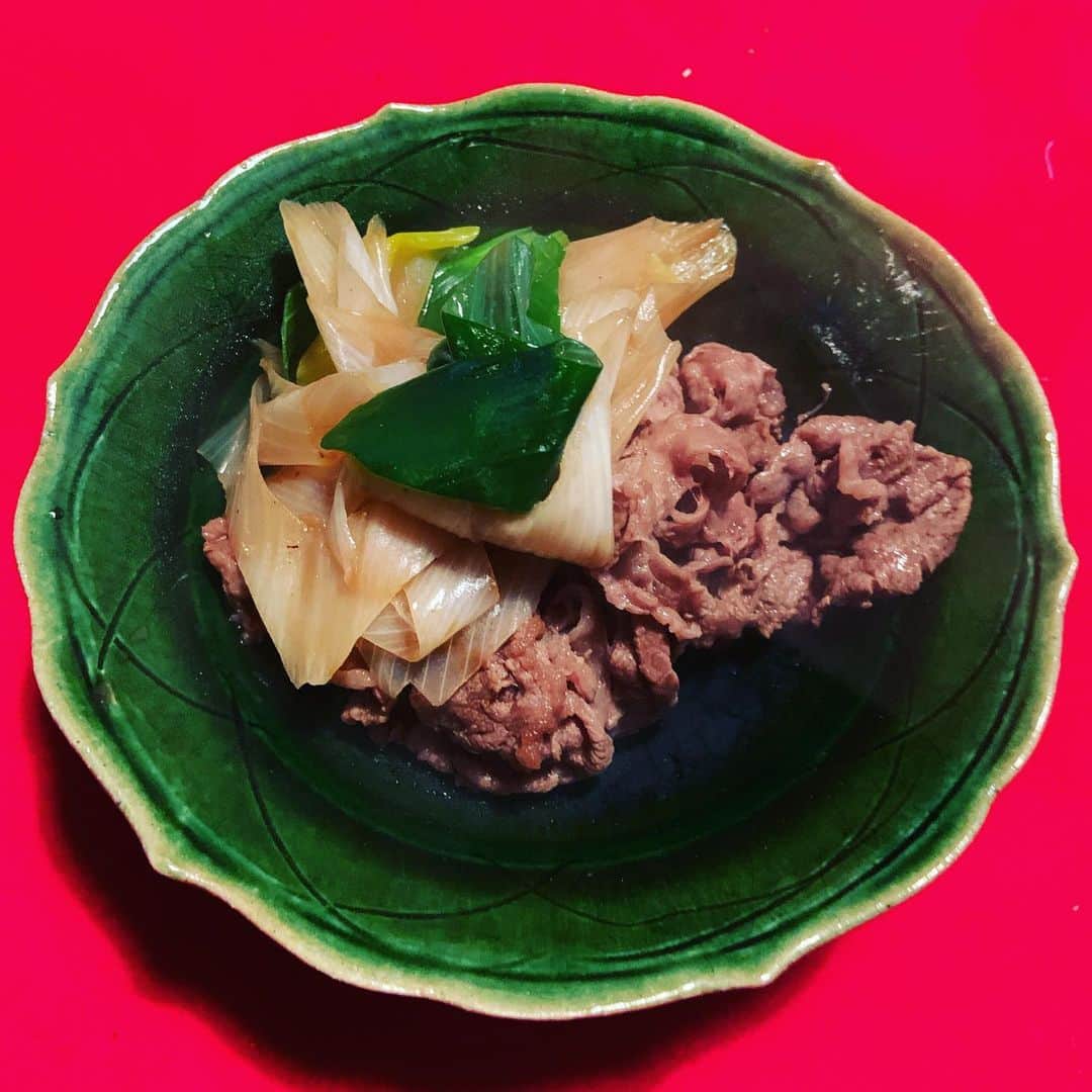 志摩有子さんのインスタグラム写真 - (志摩有子Instagram)「伊賀といえば伊賀牛。囲炉裏にかけた土鍋で作るすき焼き。味付けは砂糖を使わず、酒、醤油、塩だけで。肉の旨味が引き立ち、くったりとして甘さが増した葱が美味しすぎる。最後にはつきたての餅を入れて。何というご馳走。」12月30日 18時57分 - ariko418