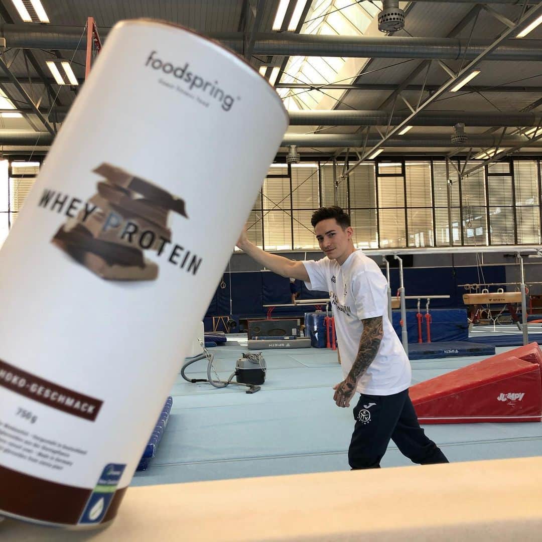 マゼル・ニューエンのインスタグラム：「Whey weights 💪🏼 @foodspring  #training #gymnastics #foodspring #foodspringfamily #wheyprotein #themarcelnguyen」