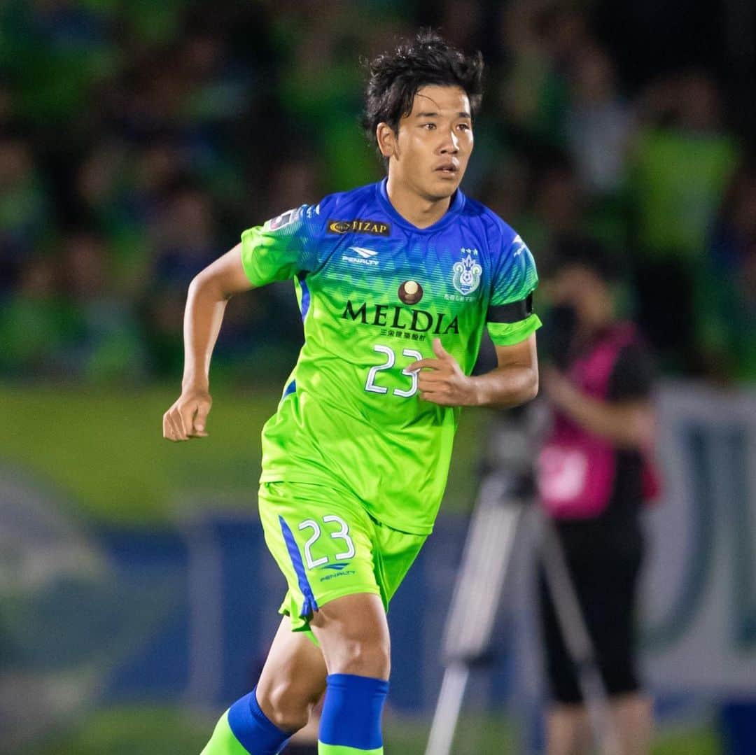 湘南ベルマーレさんのインスタグラム写真 - (湘南ベルマーレInstagram)「FC今治より期限付き移籍していました小野田将人選手の期限付き移籍期間が満了となりました。 また、2020シーズンはモンテディオ山形でプレーすることが決まりました。 ・ JFLからJ1へ一気に駆け上がってきた小野田選手、たくさんの可能性を感じさせてくれる選手でした。 1年間、ベルマーレで力を発揮してくれてありがとうございました！ ・ 【小野田将人選手 コメント】 湘南ベルマーレに関わる皆さん、一年間という短い間でしたが未熟な自分を応援していただきありがとうございました。 初のJリーグへの挑戦となる自分を受け入れていただいた湘南ベルマーレには感謝しています。 何より一年間色々なことがありながらも、支え合い切磋琢磨しながら共に戦い抜いた仲間たちには本当に感謝の思いでいっぱいです。 湘南からも来年のお話をいただきましたが、自分で考えチームを離れる決断をしました。 人生の岐路はこの先まだまだあると思いますが、この決断が良かったと思えるような人生にしていきます。そしていつの日か成長した姿を見せられるように頑張ります。 これからの選手としての自分も応援していただけたら嬉しいです。ありがとうございました！ ・ 2020シーズン、山形の地でますます輝く姿を楽しみにしています。 ・ #湘南 #ベルマーレ #湘南ベルマーレ #bellmare #acceleration #加速 #たのしめてるか #小野田将人」12月30日 18時50分 - shonan_bellmare