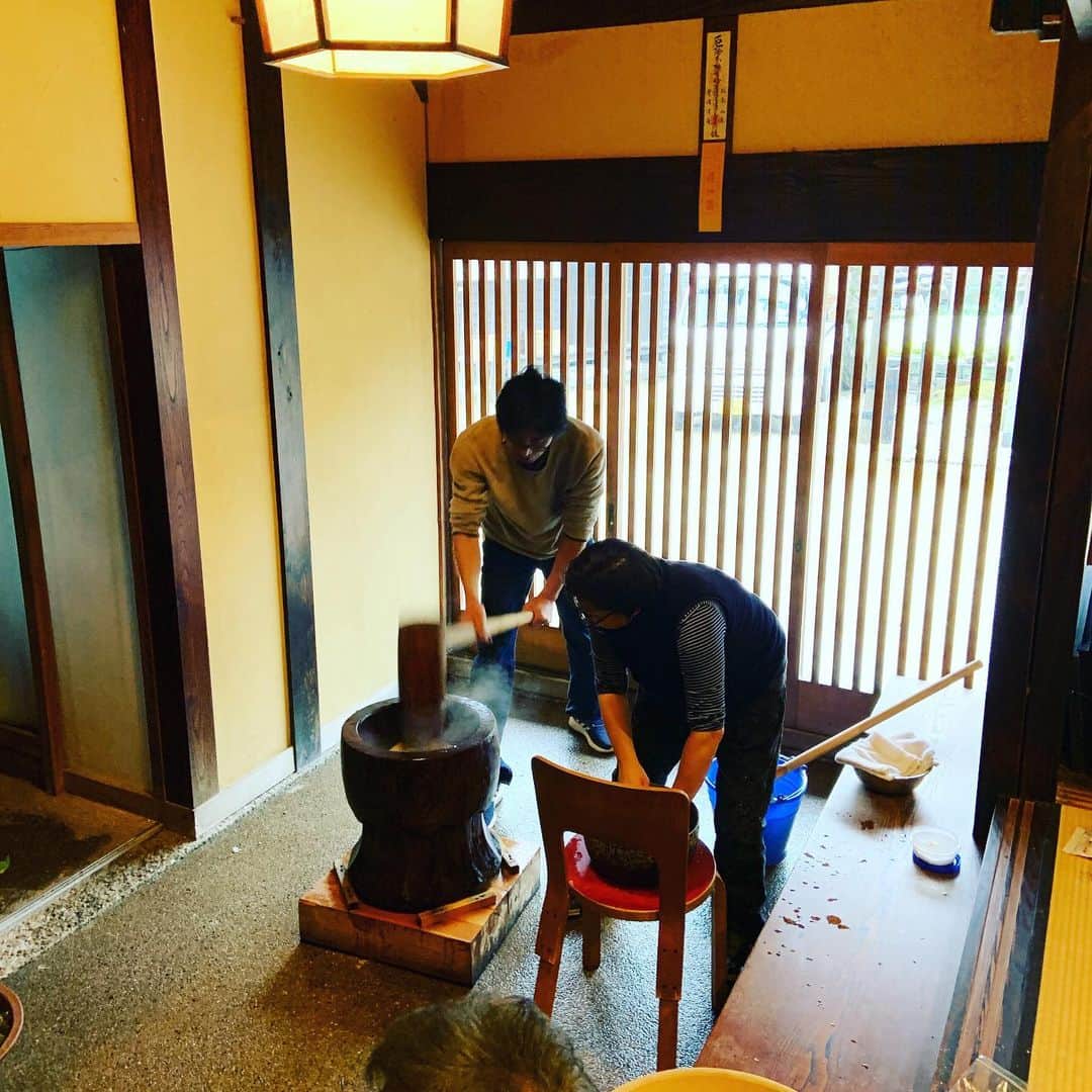 志摩有子さんのインスタグラム写真 - (志摩有子Instagram)「伊賀にある土楽窯 @dorakugama  で年末に催される恒例の餅つきに初参加。欅の臼と杵でついたつきたてのお餅の柔らかいこと美味しいことといったら。胡麻、よもぎ、蕎麦の実、紫蘇の実、最後はからすみまで！小豆も土鍋で煮るからふっくら。オリーブオイルと塩も眼から鱗の美味しさ。次から次に出来上がるお餅をまあるく丸めるお手伝いも。楽しかった。 #伊賀　#土楽窯 #福森道歩もてなす #餅つき」12月30日 18時51分 - ariko418