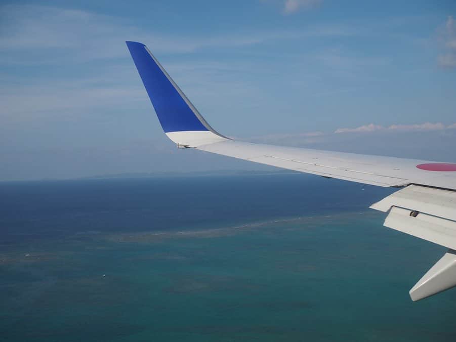 今井安紀のインスタグラム：「Took them from the sky above Okinawa. 沖縄上空から。  #olympus #olympuspen #olympuspenepl9 #epl9  #ocean #nofilter #photolovers #noedit #surf #wave #okinawa #beautifulocean #latergram #flight #fromairplane #オリンパス #オリンパスPEN #加工なし #ミラーレス一眼 #写真撮ってる人と繋がりたい #海 #沖縄 #エメラルドブルーの海 #写真好きな人と繋がりたい #時差スタグラム #飛行機 #上空 #上空からの景色 #飛行機からの景色」