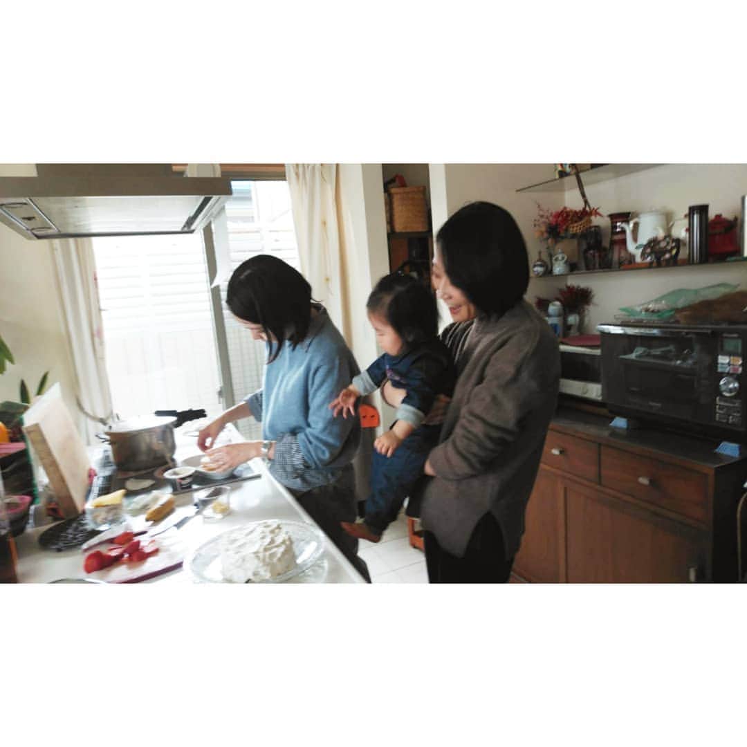 加藤沙知さんのインスタグラム写真 - (加藤沙知Instagram)「お休みを頂きまして、実家に帰省しています。  母と妹と姪っ子とケーキ作り♪  この一年の健康と笑顔に感謝するひとときです。 . . #ケーキ #いちご #手作りケーキ #妹 と #姪っ子 と #母 と一緒に #実家帰省」12月30日 18時53分 - mrt.kato