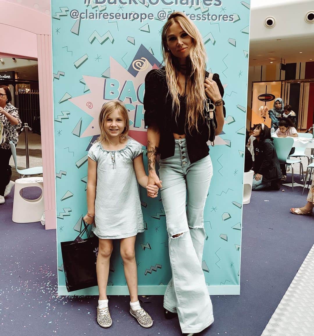 ルー・ティーズデールのインスタグラム：「Thank you @clairesstores for all the work and support you’ve given me and my baba this year. I worked in Claire’s in York when I was 16 and now we get to travel the world with you. I feel very lucky to work and travel with my daughter we have so much fun thank you thank you here’s to 2020 together 🤞🏼💕」