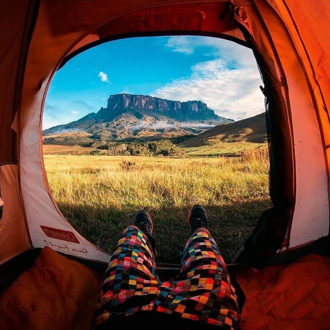 Coleman Japanのインスタグラム：「世界の #テントからの景色 を覗いてみよう🌏🏕 ・ 📷：@colemanlatinamerica @giovanichacon ・ ━━━━━━━━━━━━━━━ #私のコールマン を付けて投稿して頂いた中から素敵なお写真は、コールマン公式SNSでご紹介させて頂きます♪ ━━━━━━━━━━━━━━━ ・ ・ ・ #灯そうColeman #灯そうコールマン #灯そう #Coleman #コールマン #Tent #テント #コールマンテント #Camp #キャンプ #Outdoor #アウトドア #colemanlatinamerica」