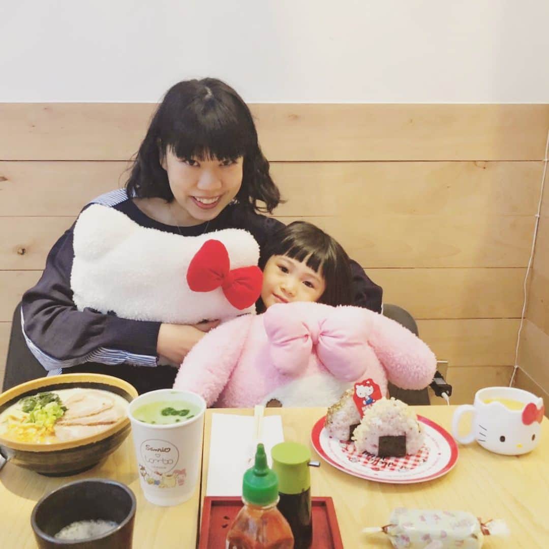 エリザベスラウのインスタグラム：「Stealing some private mummy & daughter time at the Hello Kitty Cafe @tombo_london after a week of non stop family gatherings...」