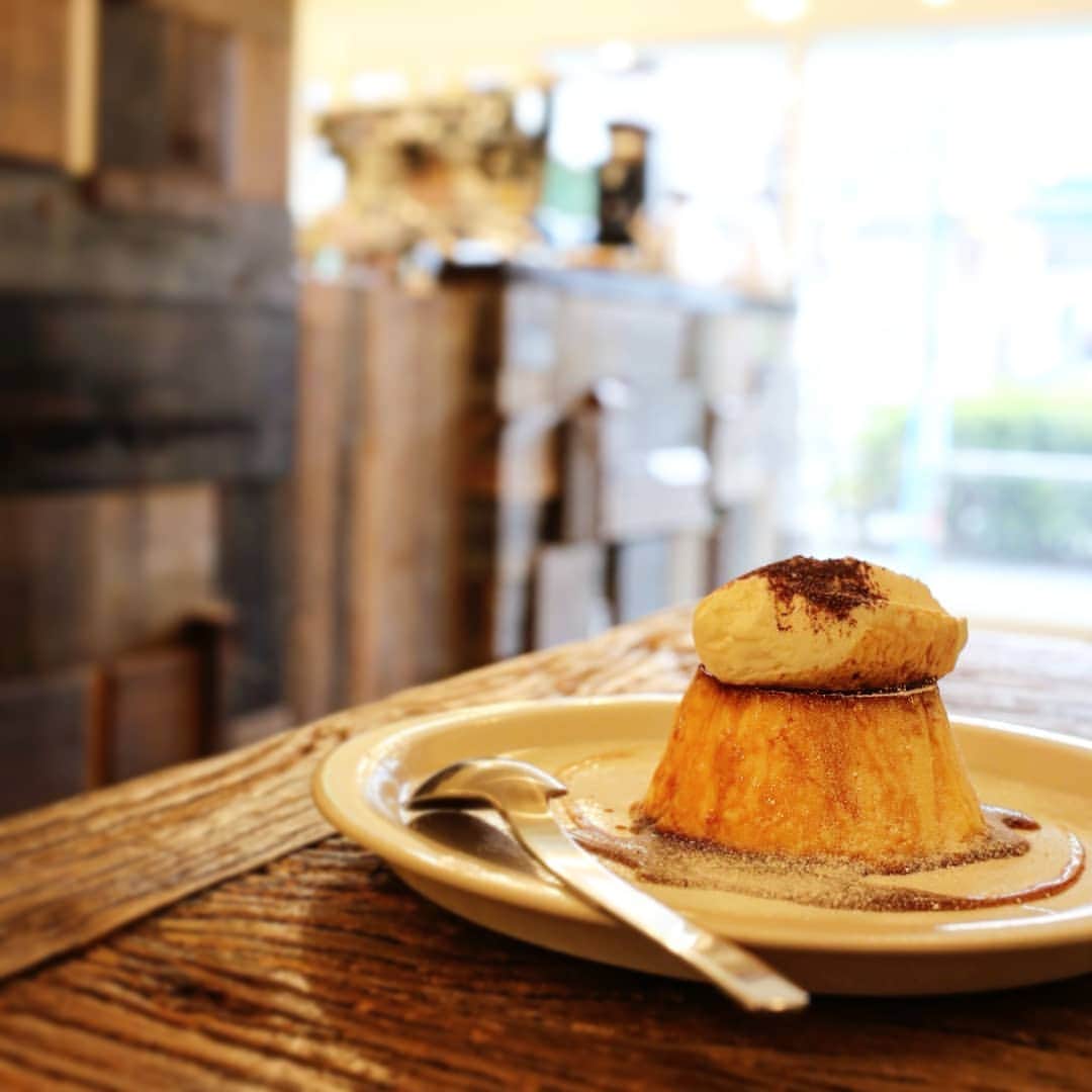 く～のインスタグラム：「年末駆け込みカフェ巡り。  今日は分倍河原のcoffee and bake douceurへ。プリン頂きました🍮ぽってり生クリームがいい！美味しいです。  コーヒーはグァテマラ。甘いものとコーヒーはやっぱり最強です。  チーズケーキとかも美味しそうだったなぁ。今度は競馬帰りに夫と行ってみようかな😋  もう１つ投稿します。 #カフェ #カフェ巡り #カフェ部 #分倍河原 #プリン #コーヒー #美味しい #甘いもの #東京カフェ #sweets #sweetooth #pudding #coffee #cafe #cafestagram #yummy #delicious #dessert #tokyocafe #igersjp」