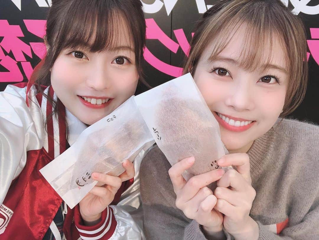 弘松菜摘のインスタグラム：「#ボートレース徳山 にて﻿ #クイーンズクライマックス﻿ ﻿ クライマックス予想会２日目！🥺✨﻿ ﻿ ご来場いただいた皆様﻿ YouTub LIVEにて配信みてくださった皆様﻿ ありがとうございました！！！﻿ ﻿ ﻿ ゲストは　#重盛さと美 さん﻿ ﻿ にお越し頂きました🥺✨﻿ ﻿ さと美さんは、インスタもみてて﻿ 本当に憧れていたので、一緒に﻿ 番組できたのが本当に嬉しかったです☺️❤️﻿ ﻿ 仲良くしてくださり﻿ ありがとうございます！！！﻿ ﻿ ﻿ 予想会２日目は三号艇の日！﻿ 3頭がめちゃくちゃ多かったです〜😂😂😂﻿ この日は5R的中🎯﻿ まだまだまだまだ。。。。。﻿ ﻿ ﻿ クイーンズクライマックス特設サイト﻿ http://www.br-special.jp/2019QC/sp/﻿ ﻿ 明日は最終日！﻿ プロフィールのURLから飛べるように﻿ しときますので、ぜひ見てね！！！！﻿ ﻿ #ボートレース #ボレジョ﻿ #クイーンズクライマックス」