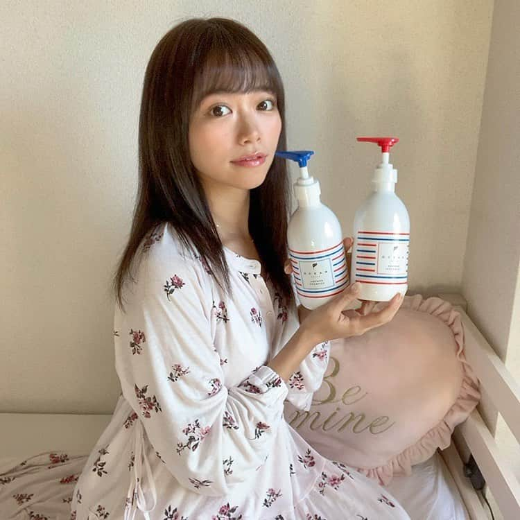 牧野桃美さんのインスタグラム写真 - (牧野桃美Instagram)「⠀ ブリーチ以降で久々にしっくりくる シャンプー&トリートメントに出会った（ ; ; ）💕 ⠀ ▫️ オーシャントリコ アンサー  シャンプー &トリートメント 💰各1650 yen [ 400ml ] ⠀ シャントリって何かに特化していても何かが、、みたいな事が多くて中々定まったものが見つかってなかったんだけど、、 ◎価格が安い ◎ちゃんとサラサラになる ◎シャンプーの泡立ちがいい ◎男女共に使える匂い&デザイン ◎サロンシャンプークオリティーに近い  みたいに全部のバランスがとれてるの🧴✨ 家族みんなで使えるいいシャントリ⭕️ ブリーチ毛の私の髪が、ドライヤーで乾かしてから『バシバシやん！』って状態になりません💡 ほんまにすごい、、 そして詰め替え用も売ってるらしいから、嬉しい🍑❤︎ ⠀ シャントリで迷ってる人は是非使って欲しい、、ロフトやドンキやバラエティショップで売ってるみたいです💰 本当に使ってよかったシャントリ💕 ⠀ ⠀ ⠀ . . #oceantokyo#アンサーシャンプー#シャンプー#ヘアケア#ロングヘア#シャントリ#サラサラヘアー#トリートメント#艶髪#PR#女の子#ルームウェア#ジェラートピケ#美容垢#美容オタク」12月30日 19時15分 - momomi_makino