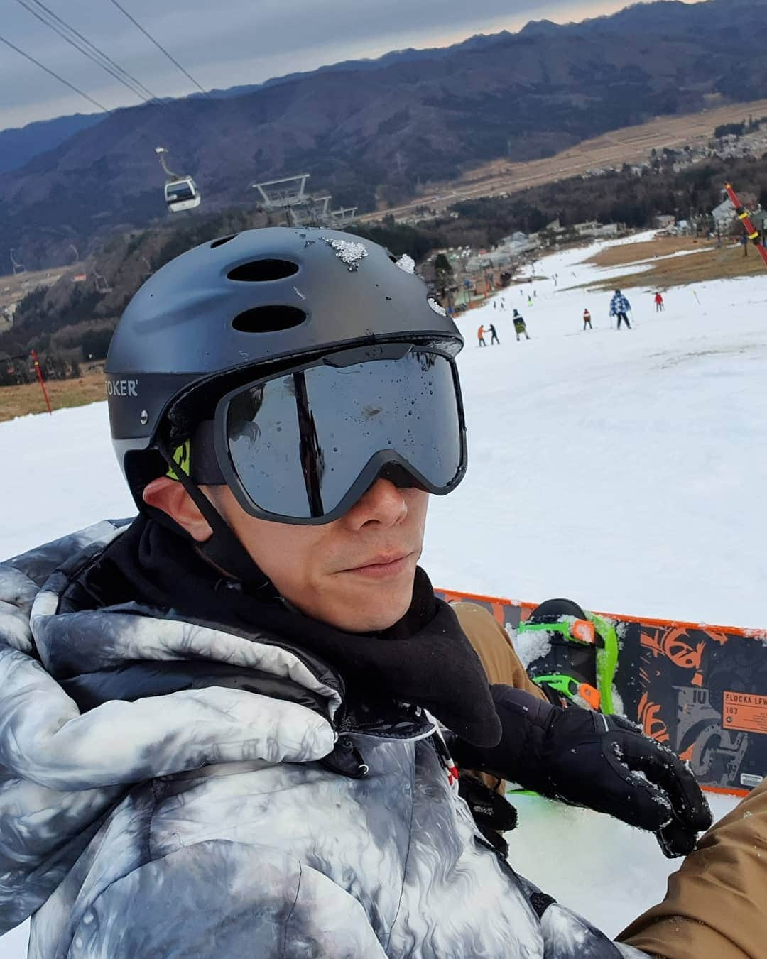 デスモンド・タンさんのインスタグラム写真 - (デスモンド・タンInstagram)「First time snowboarding and I'm officialy hooked! Powder fever is real deal, I can't wait to hit the slopes again. 🏂  No cool videos this time round because I was busy trying not to fall most of the time. I promise some during my next trip. For now, just some 'act seh' photos 😜  #japan #hakuba」12月30日 19時07分 - thedesmondtan