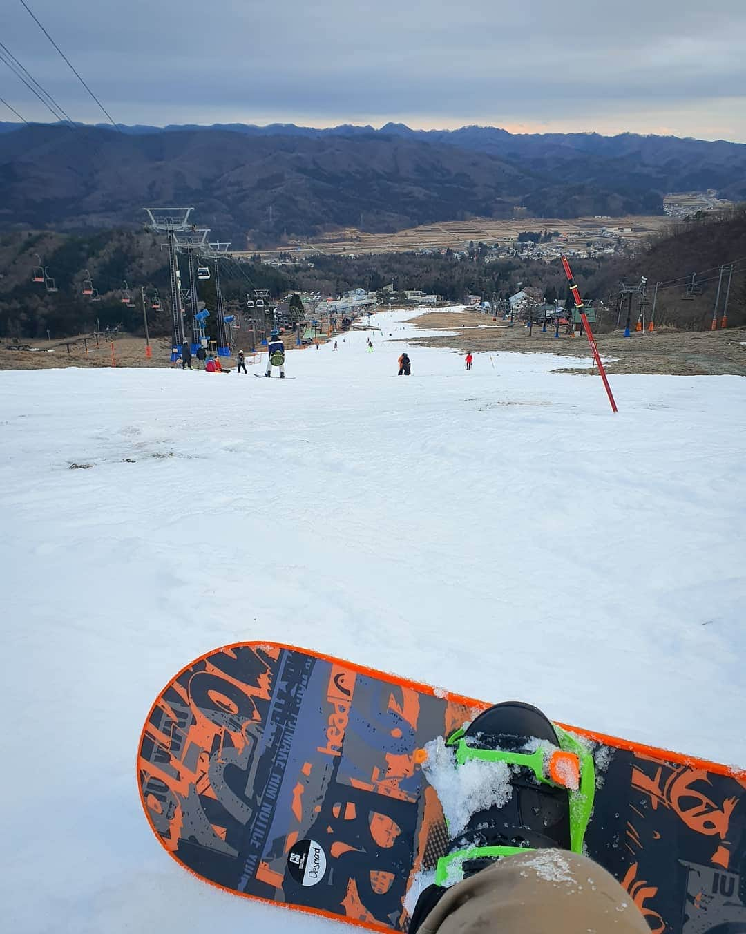 デスモンド・タンさんのインスタグラム写真 - (デスモンド・タンInstagram)「First time snowboarding and I'm officialy hooked! Powder fever is real deal, I can't wait to hit the slopes again. 🏂  No cool videos this time round because I was busy trying not to fall most of the time. I promise some during my next trip. For now, just some 'act seh' photos 😜  #japan #hakuba」12月30日 19時07分 - thedesmondtan