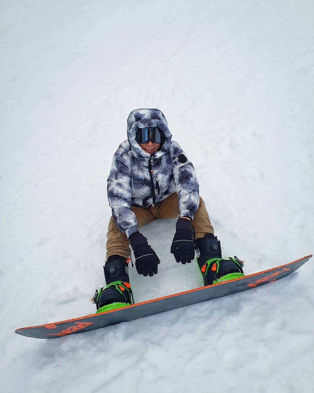 デスモンド・タンさんのインスタグラム写真 - (デスモンド・タンInstagram)「First time snowboarding and I'm officialy hooked! Powder fever is real deal, I can't wait to hit the slopes again. 🏂  No cool videos this time round because I was busy trying not to fall most of the time. I promise some during my next trip. For now, just some 'act seh' photos 😜  #japan #hakuba」12月30日 19時07分 - thedesmondtan