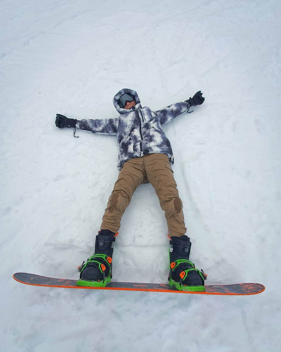 デスモンド・タンさんのインスタグラム写真 - (デスモンド・タンInstagram)「First time snowboarding and I'm officialy hooked! Powder fever is real deal, I can't wait to hit the slopes again. 🏂  No cool videos this time round because I was busy trying not to fall most of the time. I promise some during my next trip. For now, just some 'act seh' photos 😜  #japan #hakuba」12月30日 19時07分 - thedesmondtan